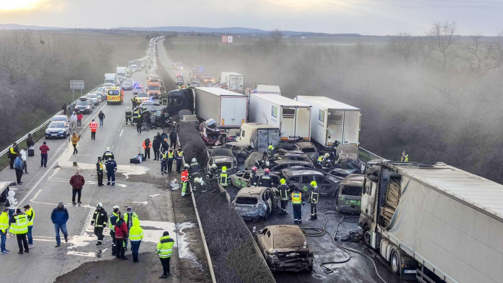 Szombat délután öt kamion és 37 autó ütközött az M1-es autópályán Herceghalomnál. Többen megsérültek, egy férfi holttestét a roncsok alól emelték ki