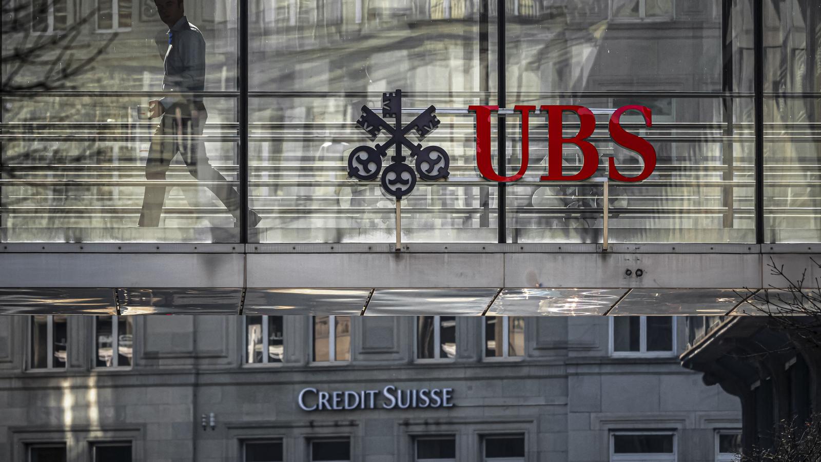 Eltűnik a Credit Suisse márkanév, az UBS színeire festik át a portálokat