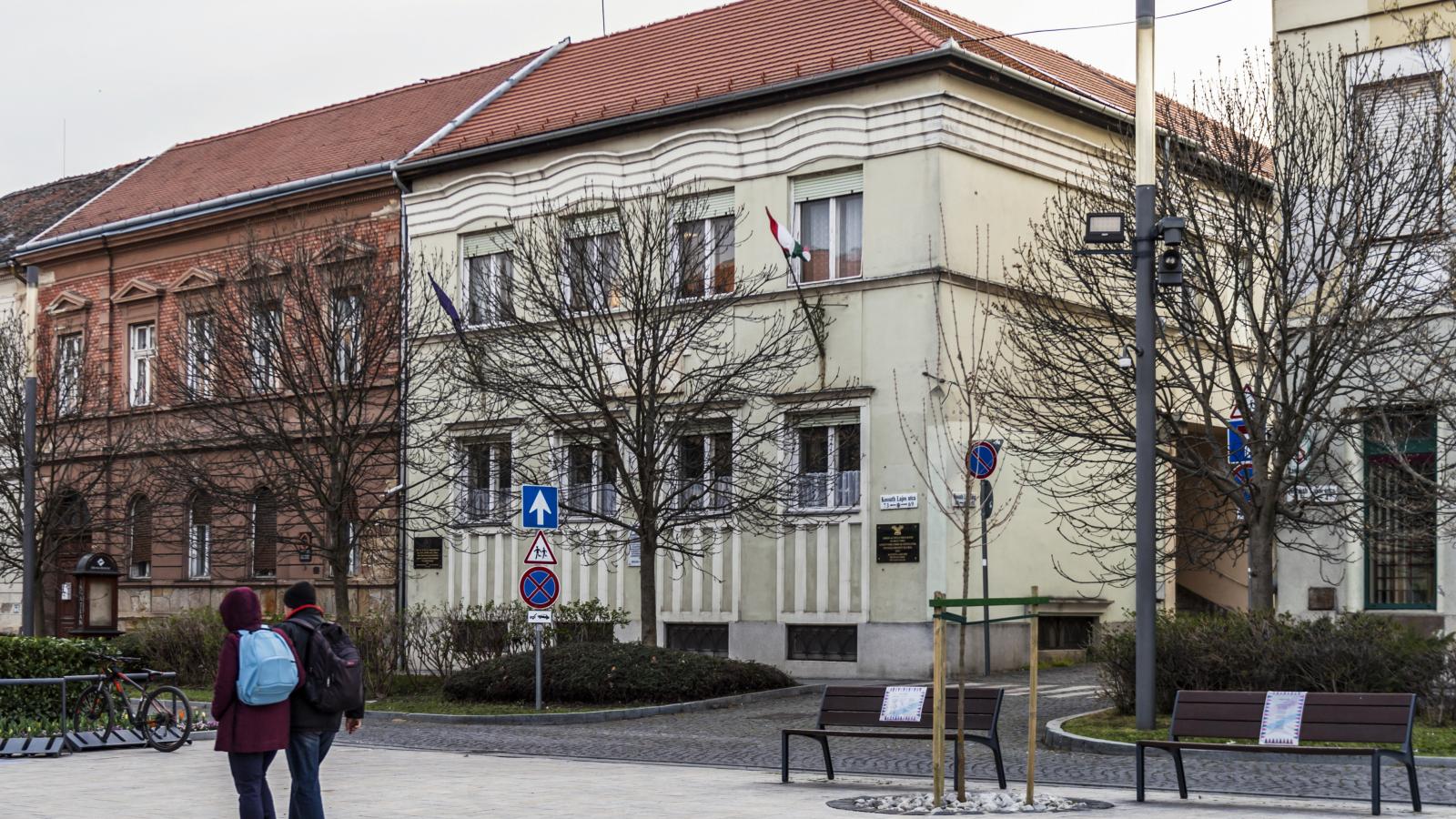 A Kossuth utcai hajdani Helyőrségi Művelődési Otthon egy részét is vinné
a helyi egy­házi iskola