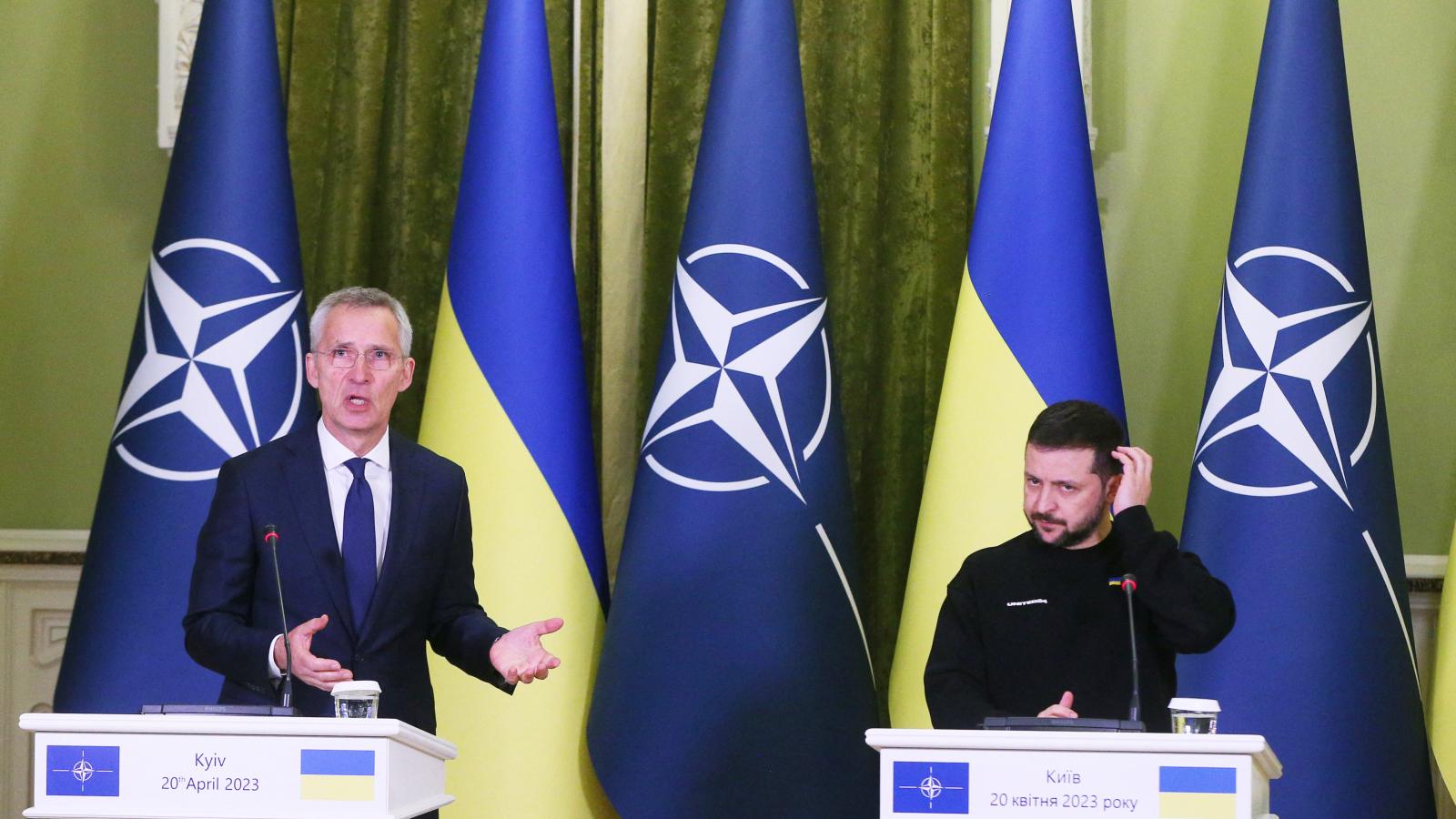 Az Ukrajna elleni orosz agresszió kezdete óta először látogatott Kijevbe Jens Stoltenberg. Magas rangú NATO-tisztségviselők korábban is jártak az ukrán fővárosban