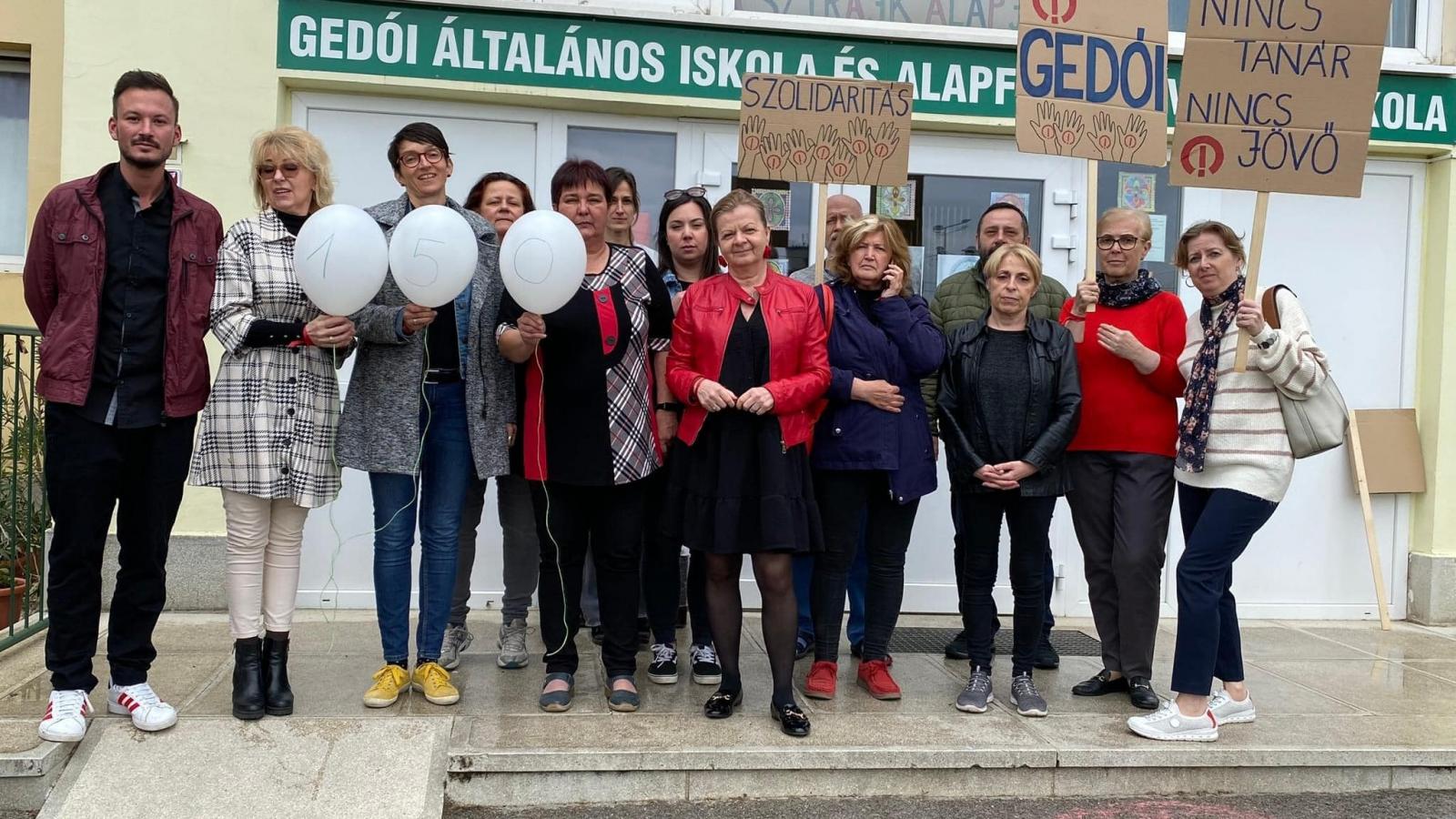 Sztrájkolók a Gedói Általános Iskola és Alapfokú Művészeti Iskola előtt. 