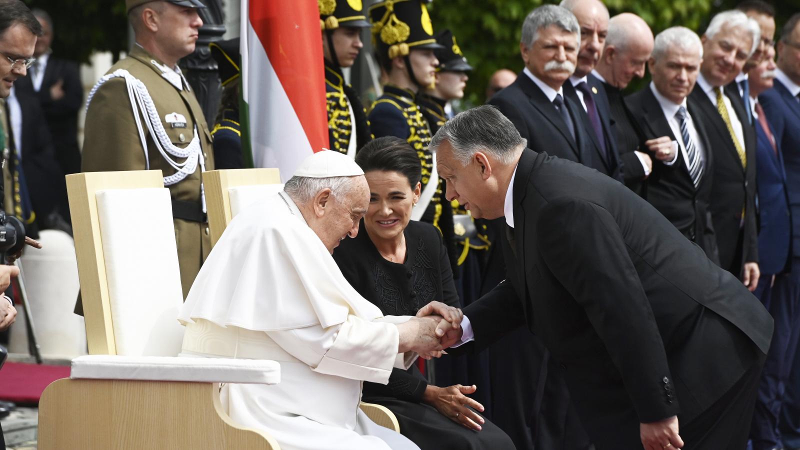 A katolikus egyházfő zárt ajtók mögött tárgyalt Novák Katalin köztársasági elnökkel és Orbán Viktor miniszterelnökkel is