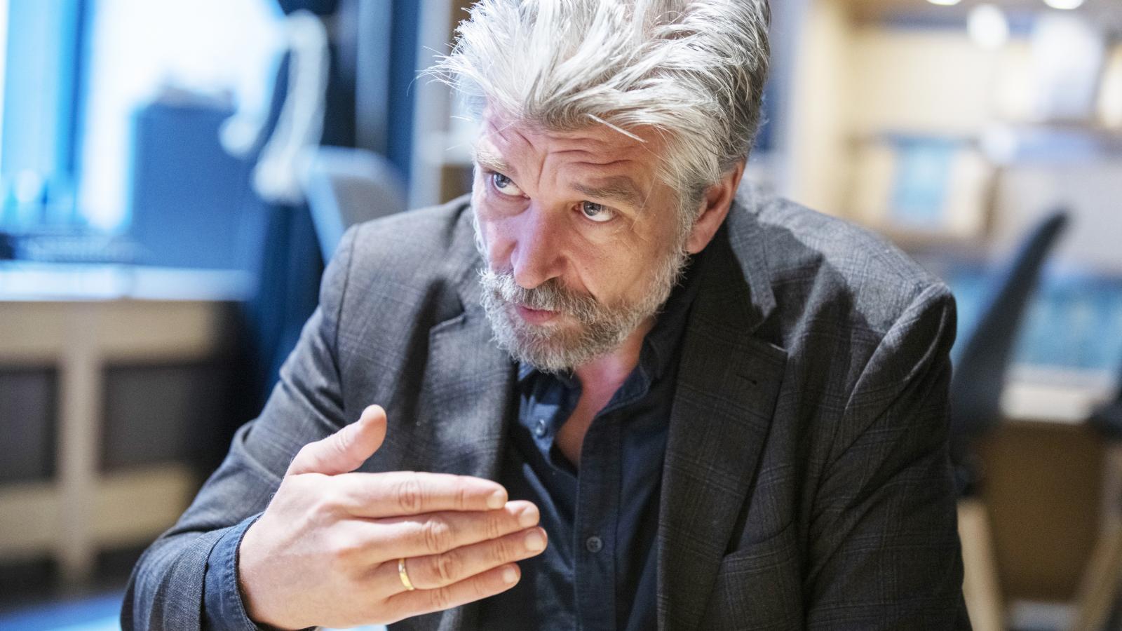 A Londonban élő norvég szerző, Karl Ove Knausgård baljós regényének világa a privát szféra és a munkahely egyaránt zárt közösségére korlátozódik