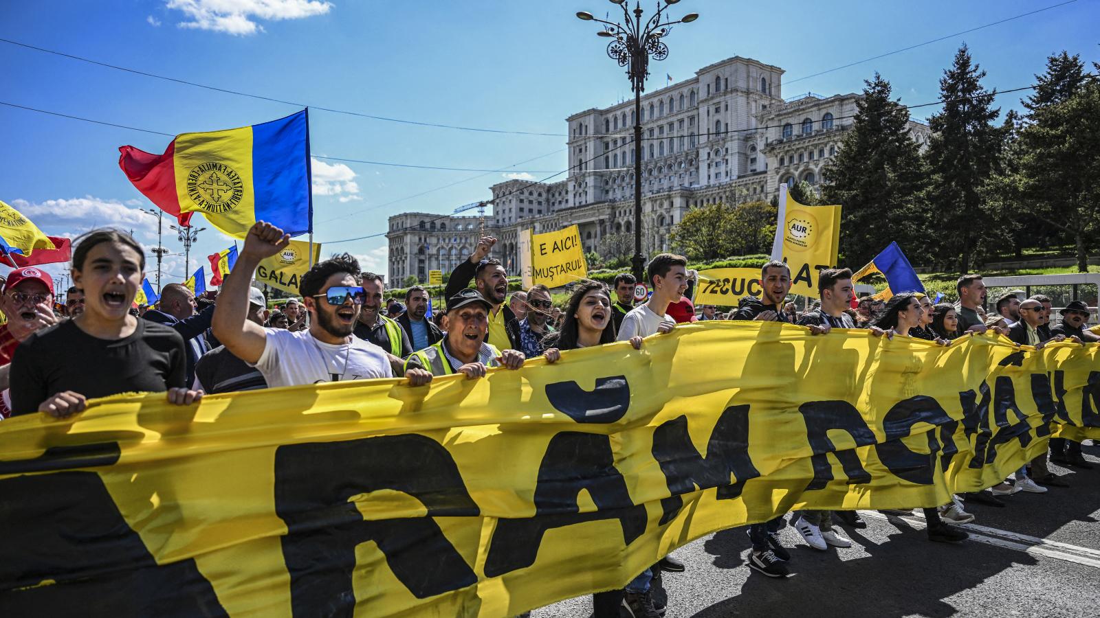 Több mint tízezren tüntettek vasárnap Bukarestben, a szélsőjobb támogatottsága ennél jóval nagyobb