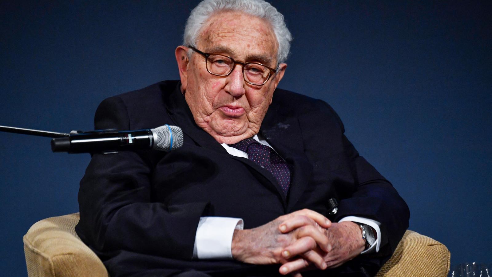 A ma 100. születésnapját ünneplő Henry Kissinger 15 évesen érkezett Amerikába a hitleri Németországból. Manhattan német zsidó negyedének borotvaecset-­gyárából
a Harvardon át vezetett az útja a diplomácia csúcsáig