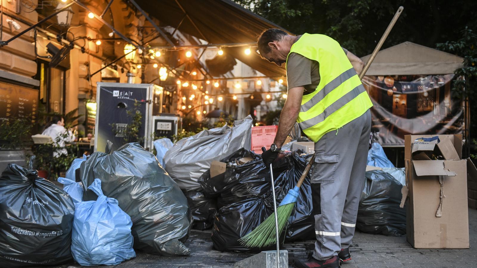 A vendégszurkolók sokmilliós kárt okoztak (hogy mekkorát, az még felmérés tárgyát képezi), és rengeteg köztisztasági feladatot adtak a belvárosi randalírozásukkal