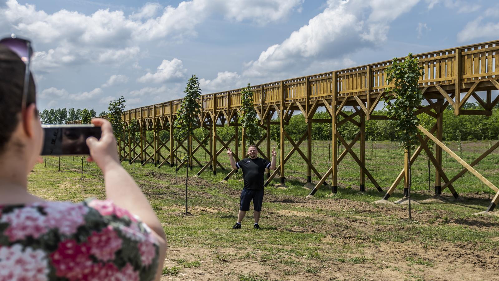 A híres-­hírhedt faépítmény. Elfedi a botrány a község megannyi súlyos baját