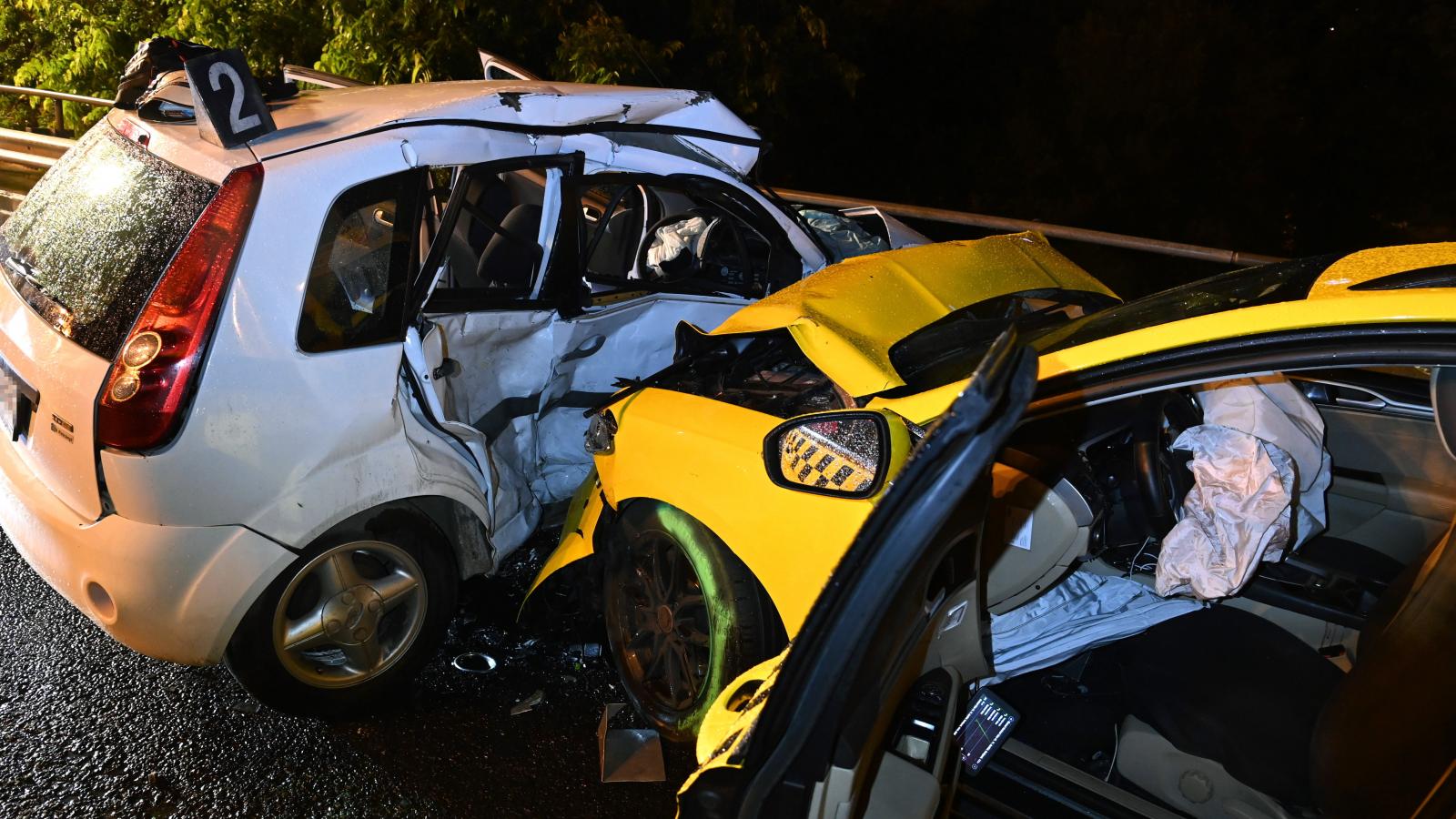 Összeroncsolódott személyautó és taxi a ferihegyi repülőtérre vezető úton, a Határ útnál