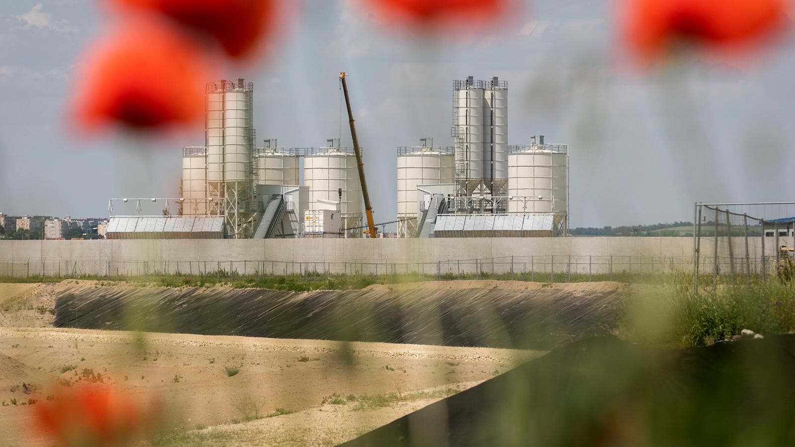 A gödör ásása és a betonozása mérföldkő lenne, de mindez várat magára