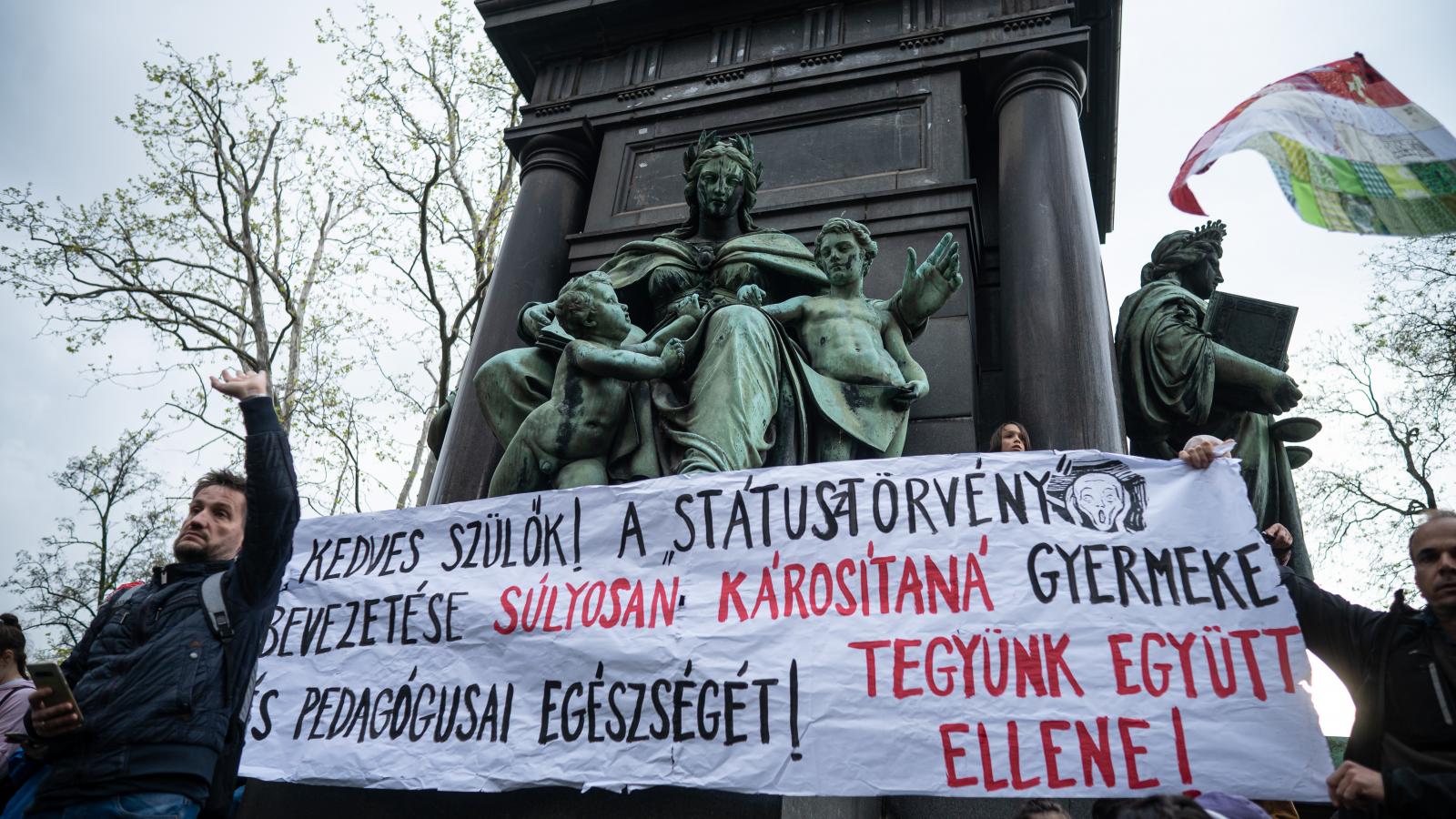 Újra tüntetnek, de közben a Fidesz megszavazza a törvényt