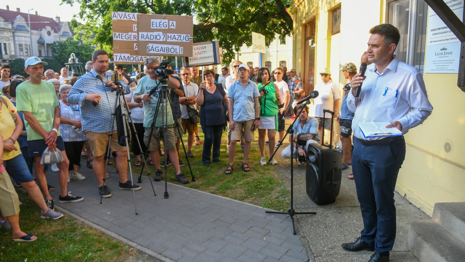 A tüntetésen, amelyen úgy százan vettek részt, a szervezők egy petíciót vittek be a Fidesz-irodába