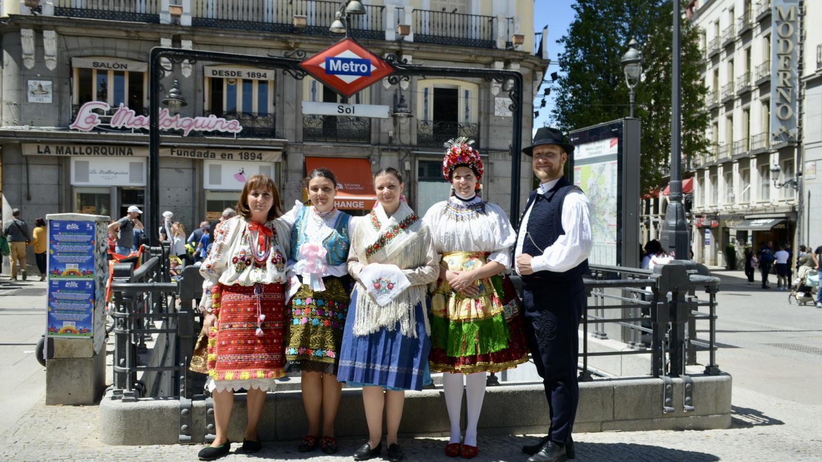 Áprilisban, a népviselet napján a magyarországi nemzetiségek népviseleteit is bemutatták; májusban, az Európa-napon táncházbemutatót tartottak Madridban