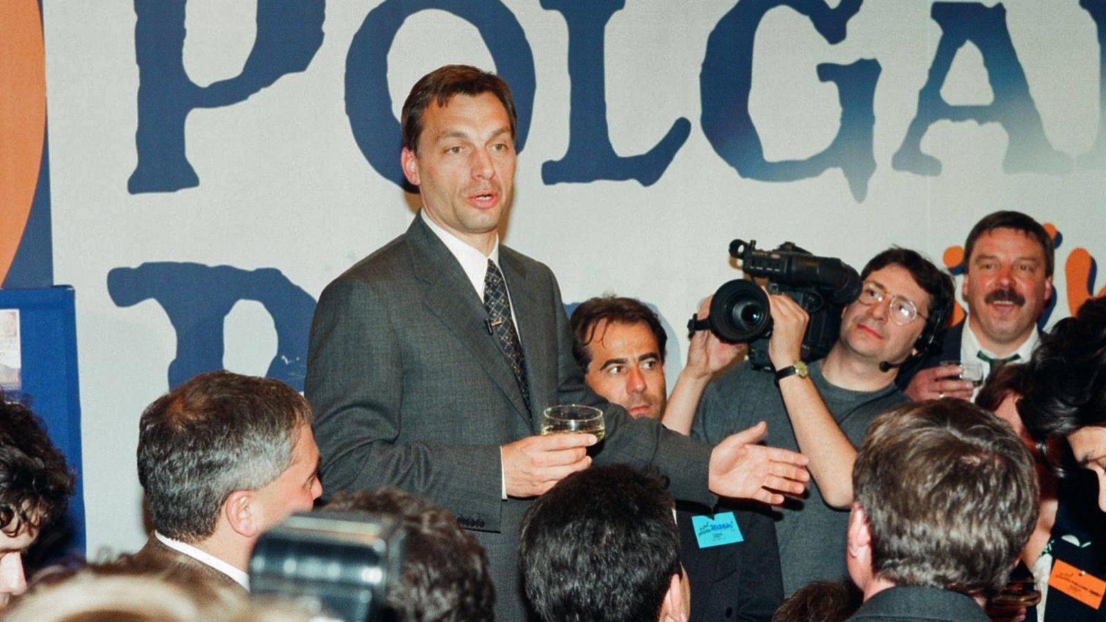 1998. május 24. Választások éjszakája, Orbán Viktor pezsgőspohárral.