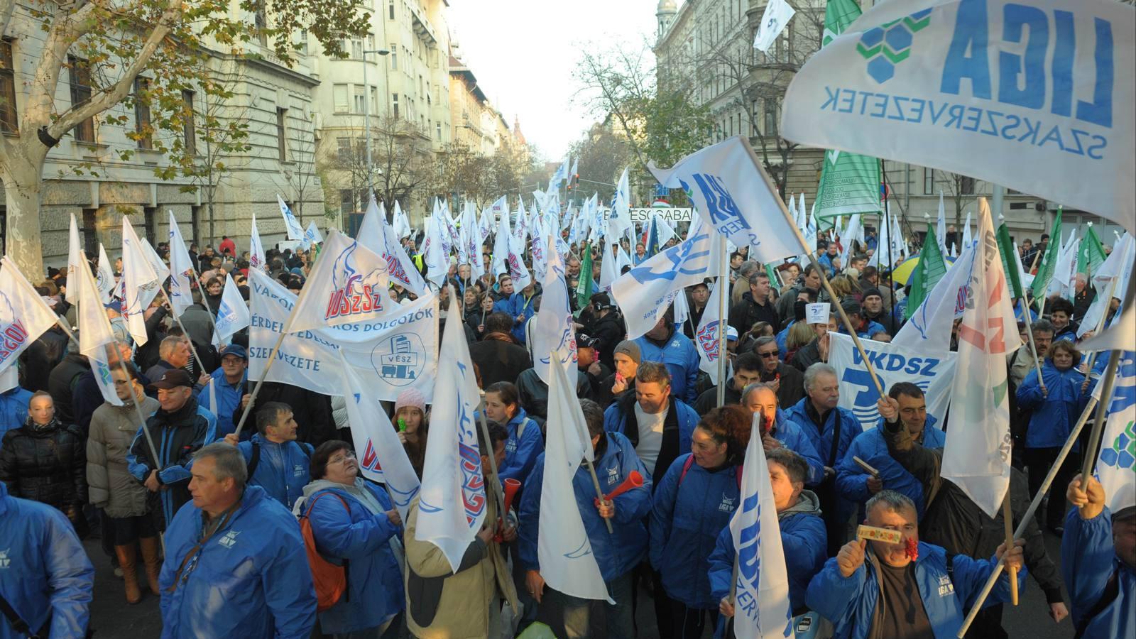 A munkavállalókat érintő kormányzati tervek ellen demonstráló szakszervezetek a civil ellenállással is szolidaritást vállaltak F