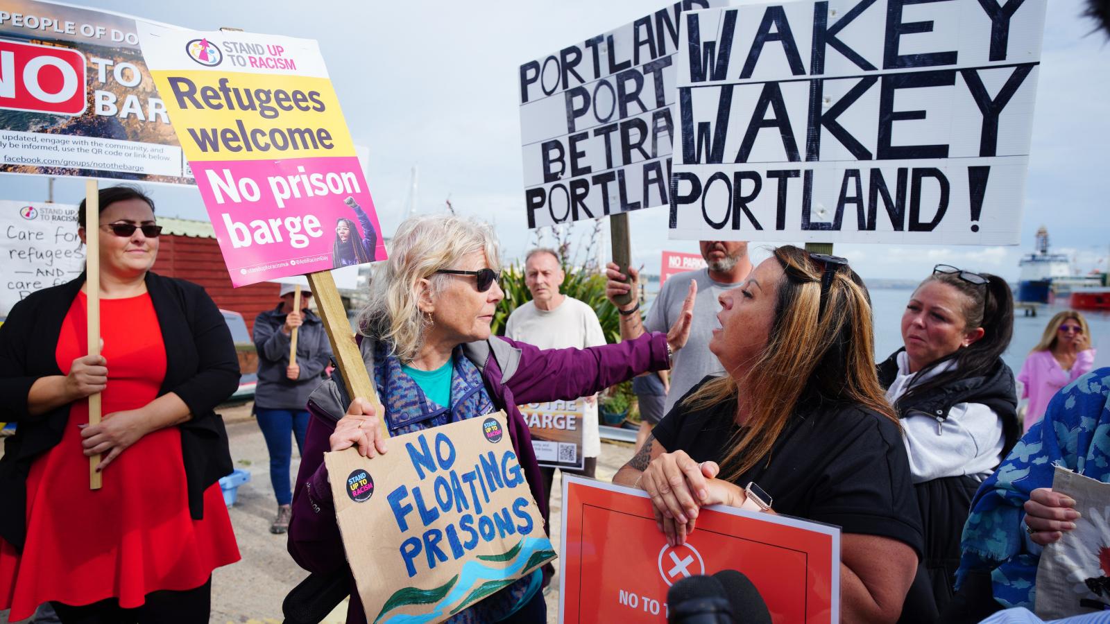 A dél-angliai Portland lakói a parton jelezték ellenérzéseiket a le­hor­gony­zott sivár szálláshellyel szemben