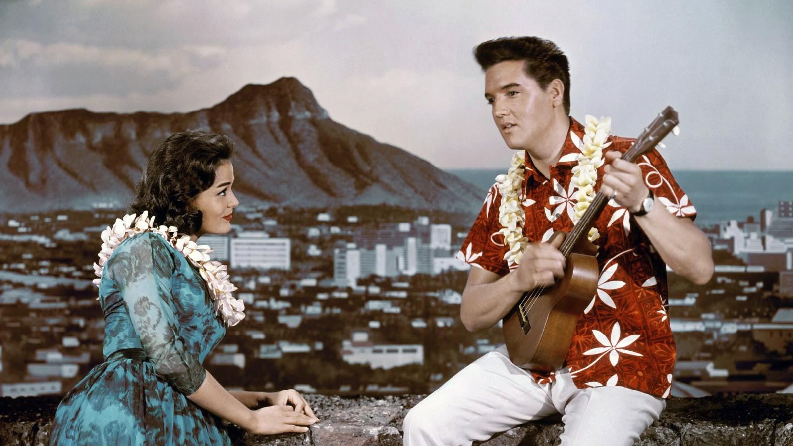 Elvis a Blue Hawaii című filmben, melyben elhangzik a Can’t Help Fallin’ in Love