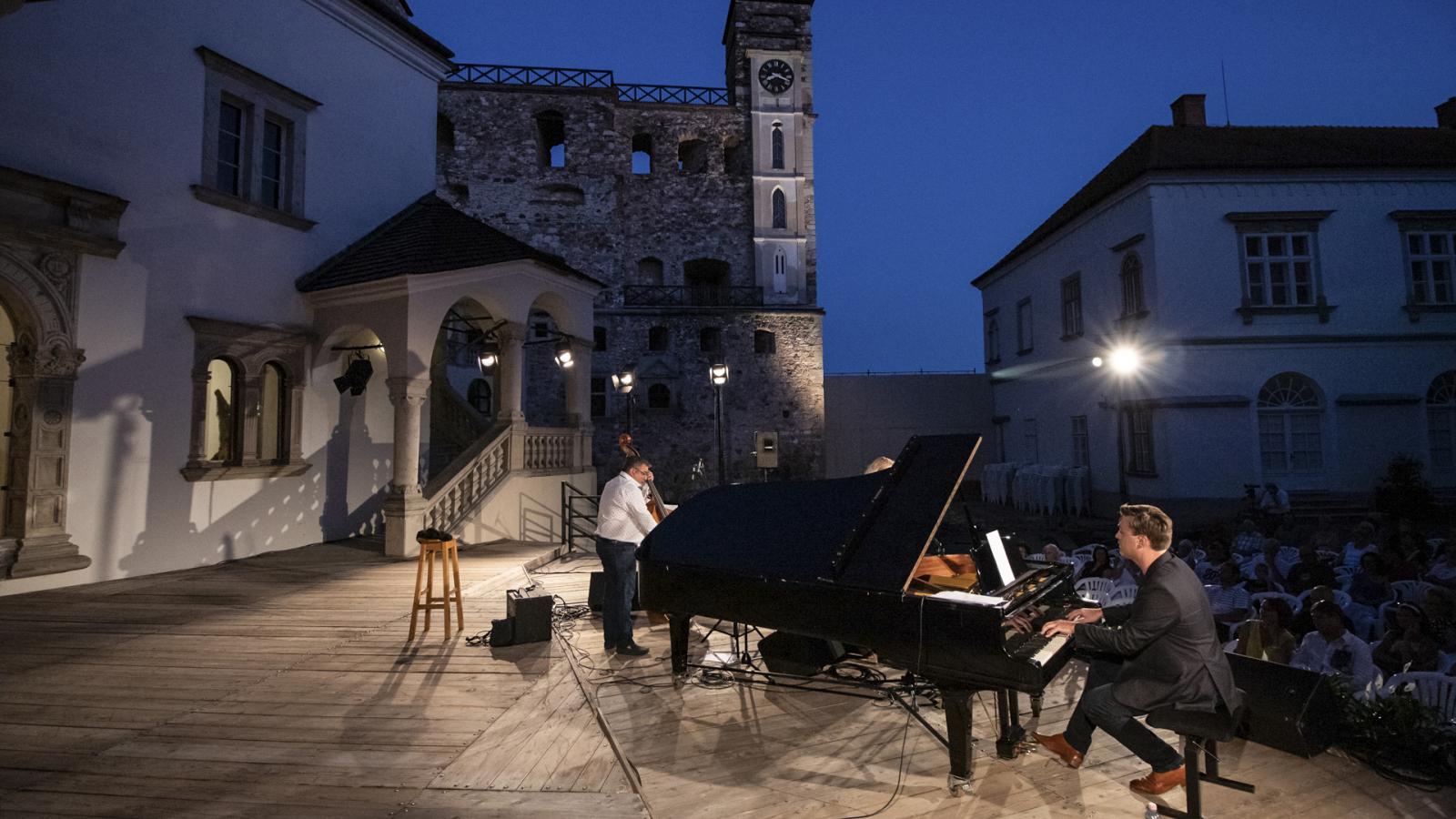 Aki ismeri a fesztivált, tudja, mire számíthat. Kedvelt helyszín például a sárospataki Rákóczi-vár udvara. A képen a Jazzical Trio játszik