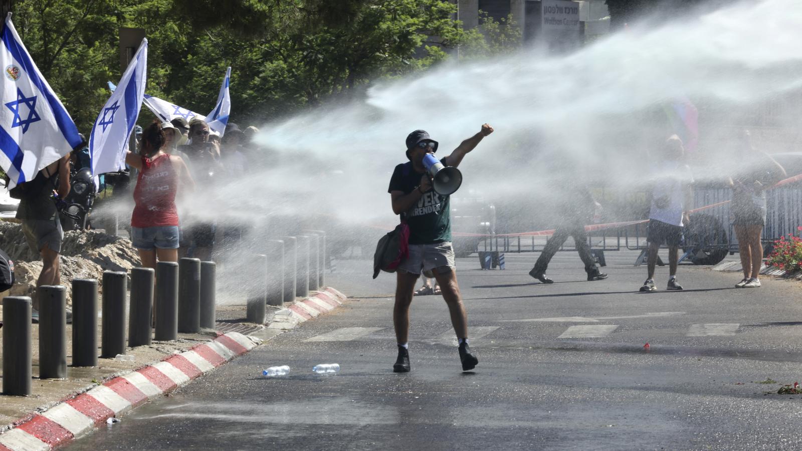 Estére egyre erőszakosabban lépett fel a rendőrség az utakat, autópályát is blokkoló demonstrálók ellen