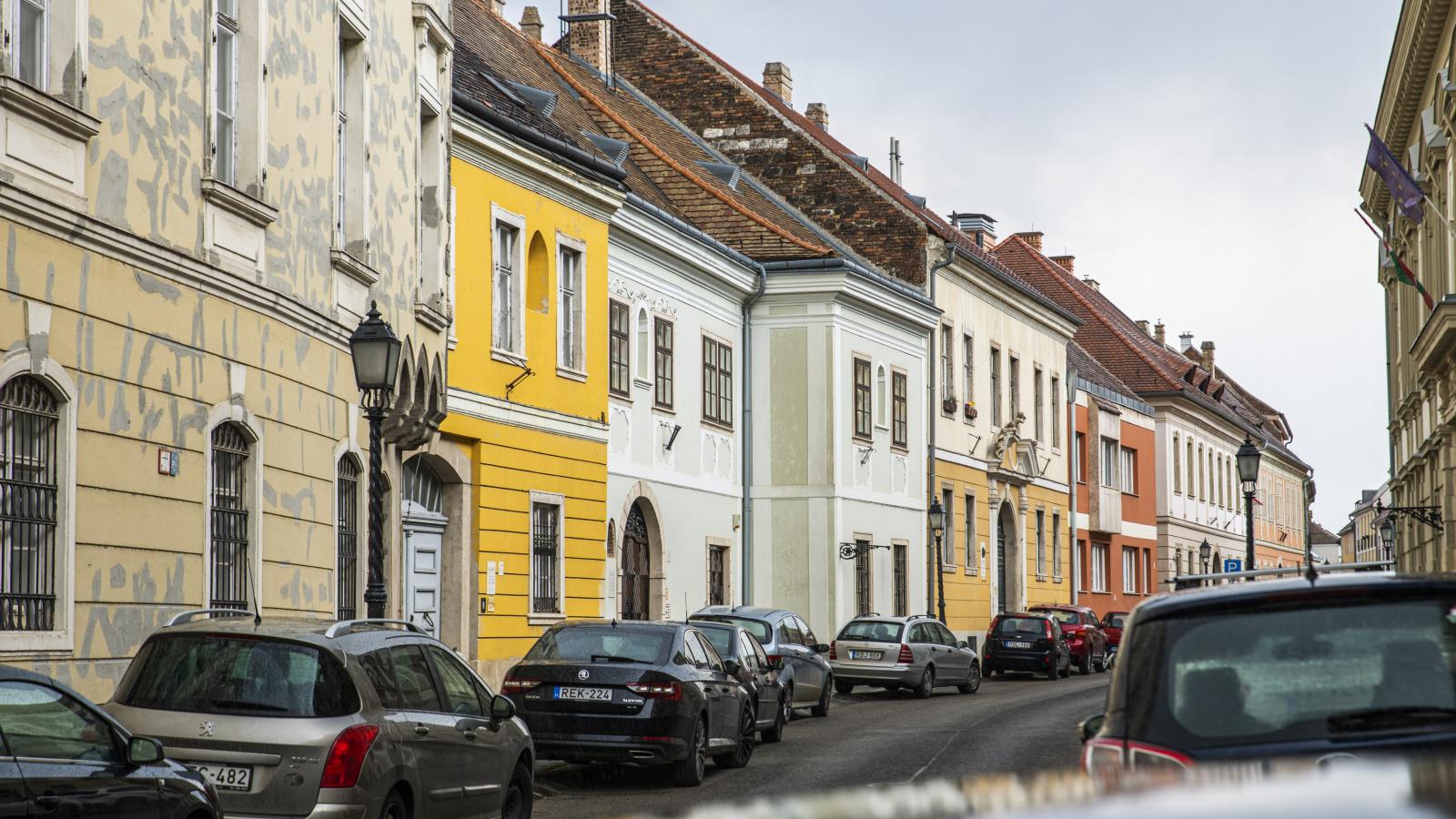 A bérlakások csak társasházi ingatlanokként adhatók el, így előbb társasházzá kell alakítani az épületeket