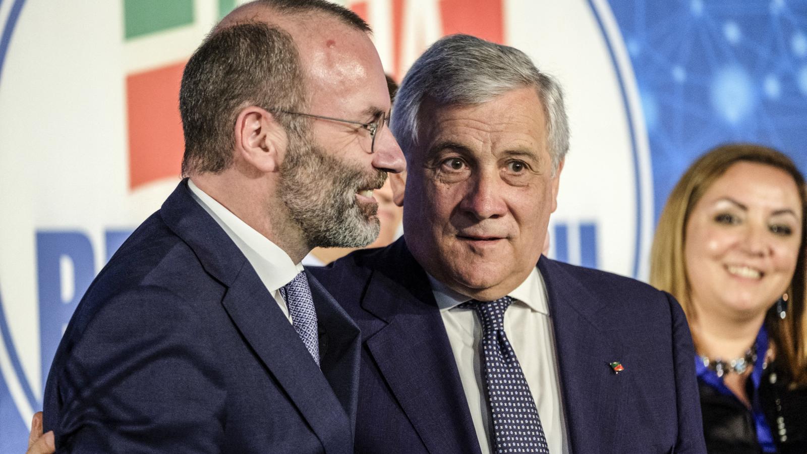 A Meloni-paktum fő támogatói az olasz kormányfő mellett Antonio Tajani, a Forza Italia koordinátora és az Európai Néppárt alelnöke, valamint Manfred Weber, az EPP vezetője