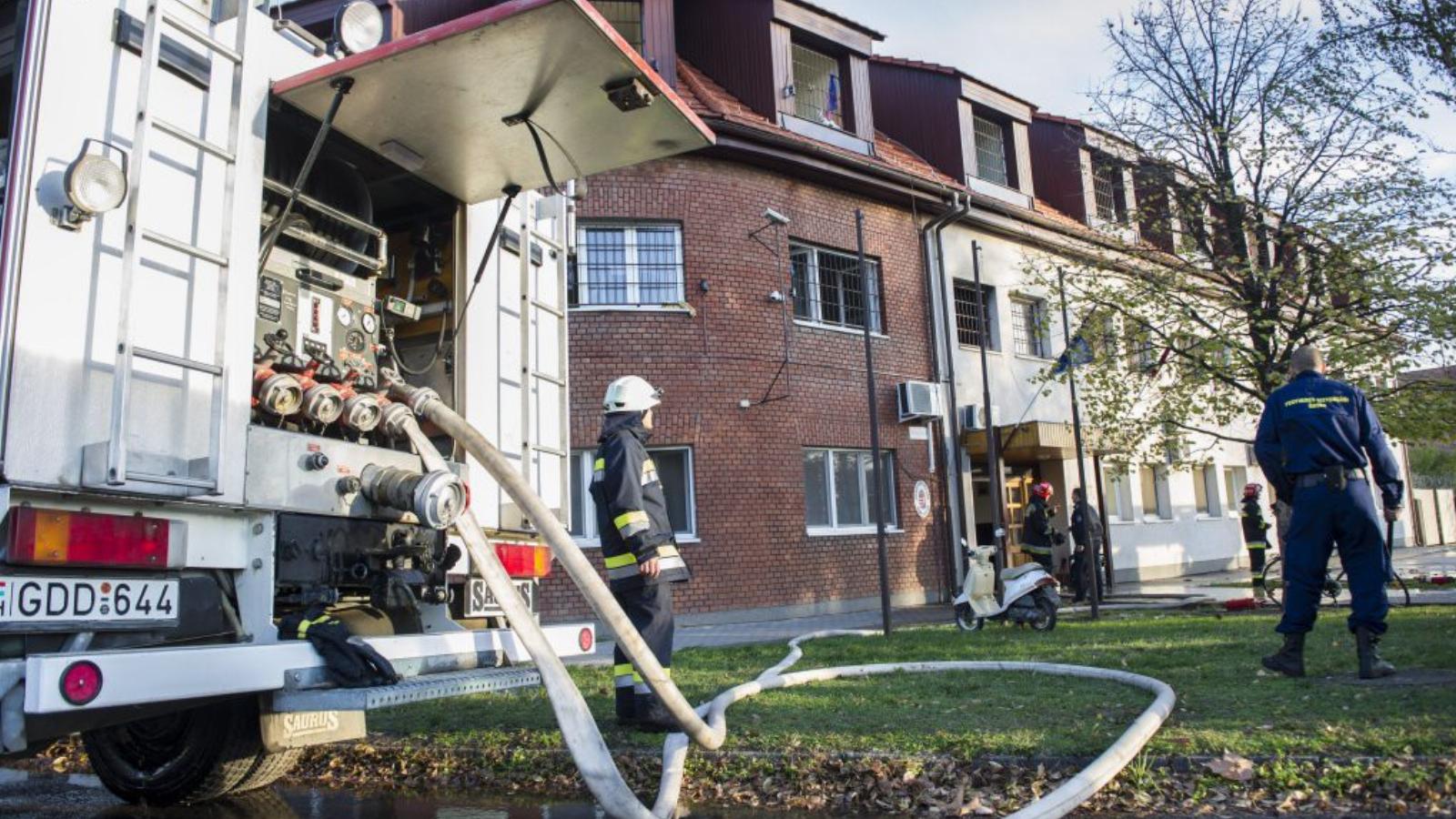 Ideiglenesen más menekültügyi központba szállították át a hétfőn gyújtogatás miatt lakhatatlanná vált békéscsabai őrző lakóit; 1