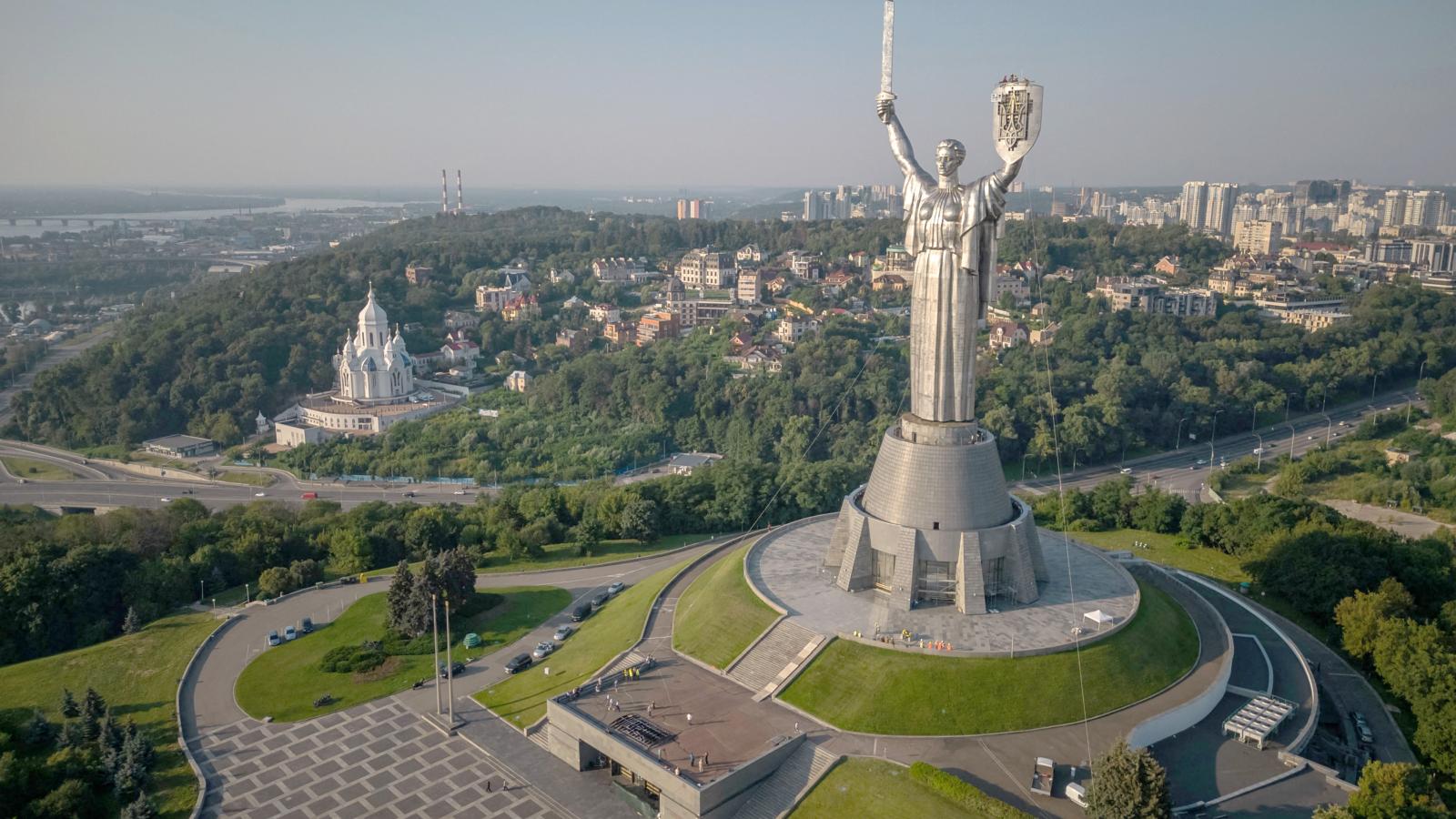 Ukrajna címerét szerelték fel a 62 méter magas kijevi Haza emlékmű pajzsára. A volt Szovjetunió címerét váltotta fel