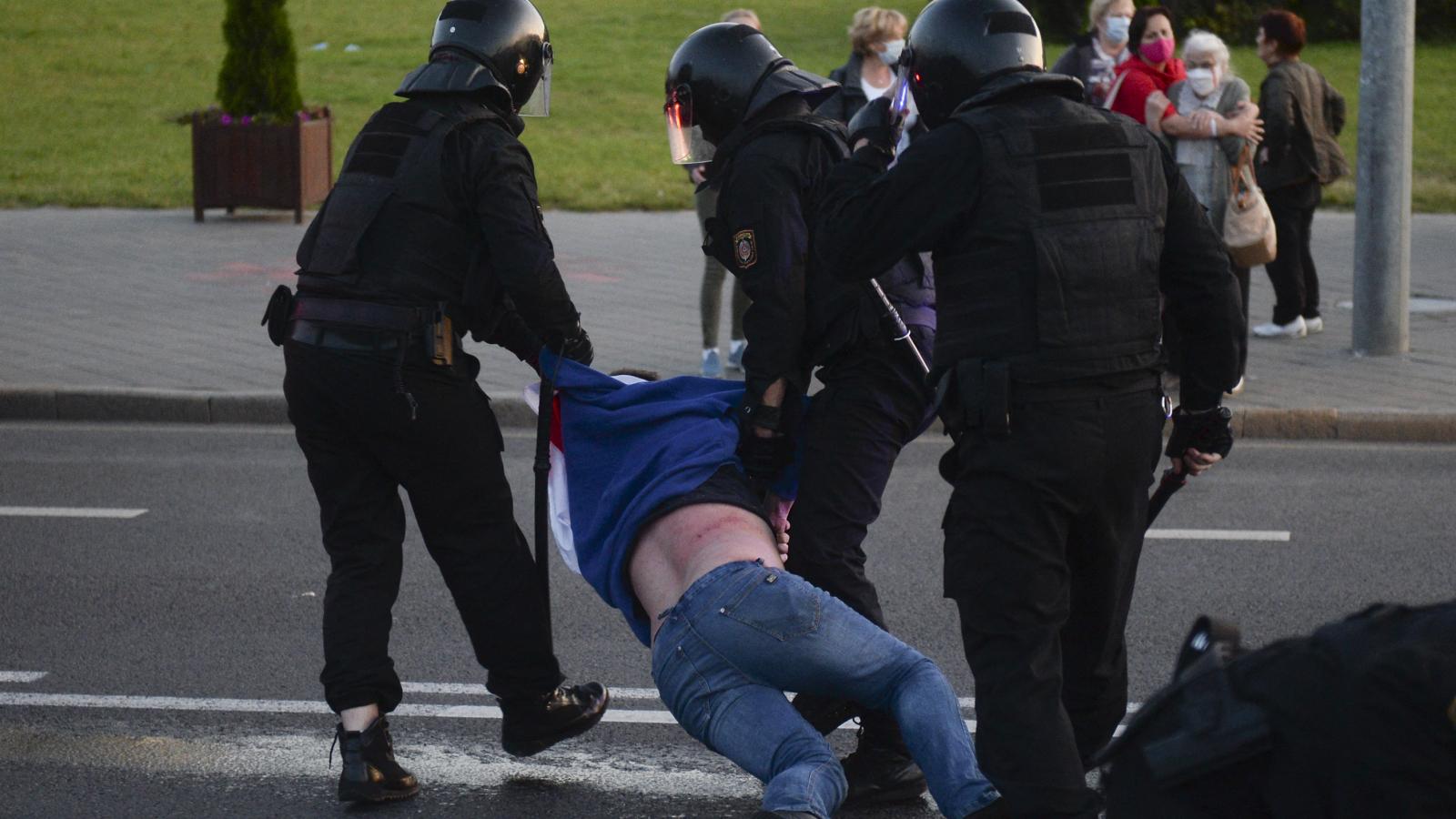 A rendfenntartók a lehető legbrutálisabban léptek fel a békés tüntetőkkel szemben