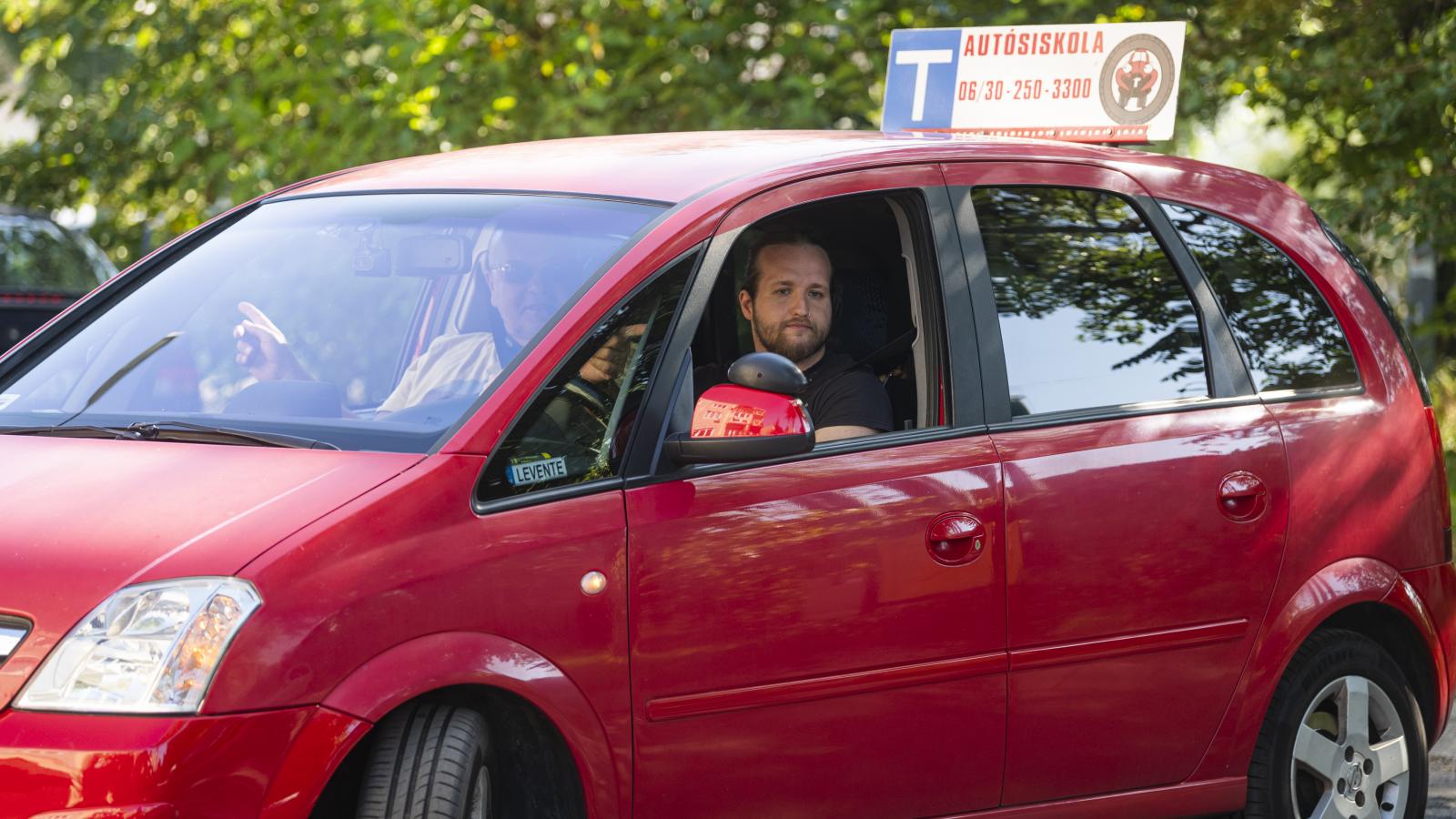 Gyakorlat teszi a mestert – meg a vaskos számlát is. Minél több az extra óra, annál többe kerül a jogosítvány