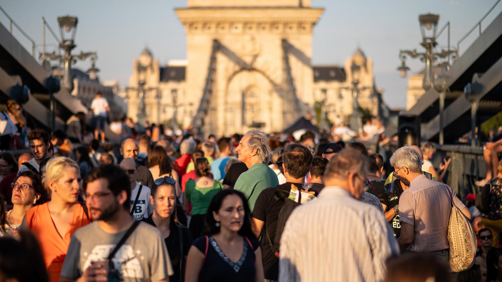 A felújított Lánchíd átadása után csak a gyalogosoké volt az átkelő