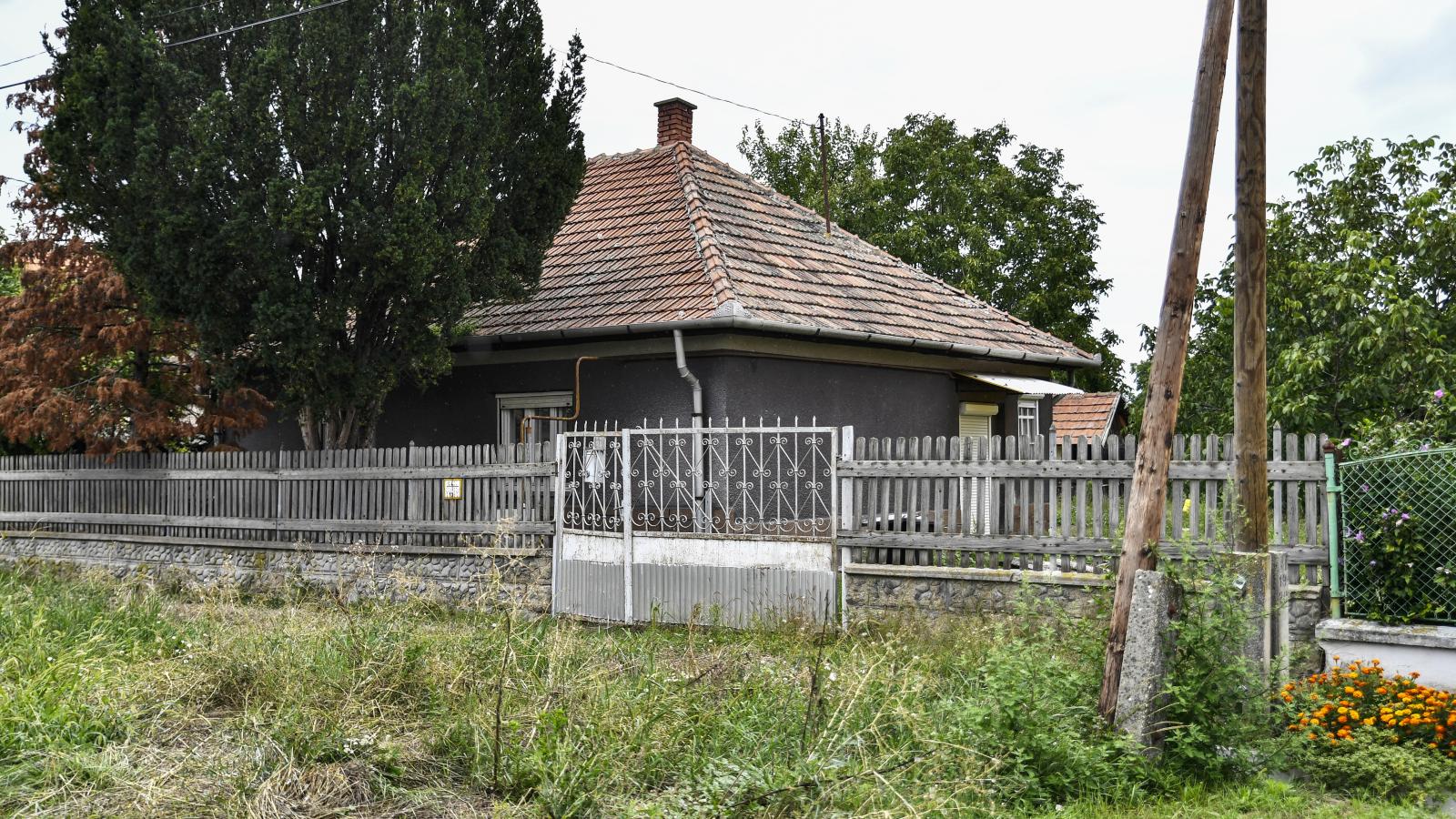 Itt lakott az idős asszony a lányával. A szomszédok szerint jelezte a bajt, hogy a lány egyre jobban elhanyagolta a házat