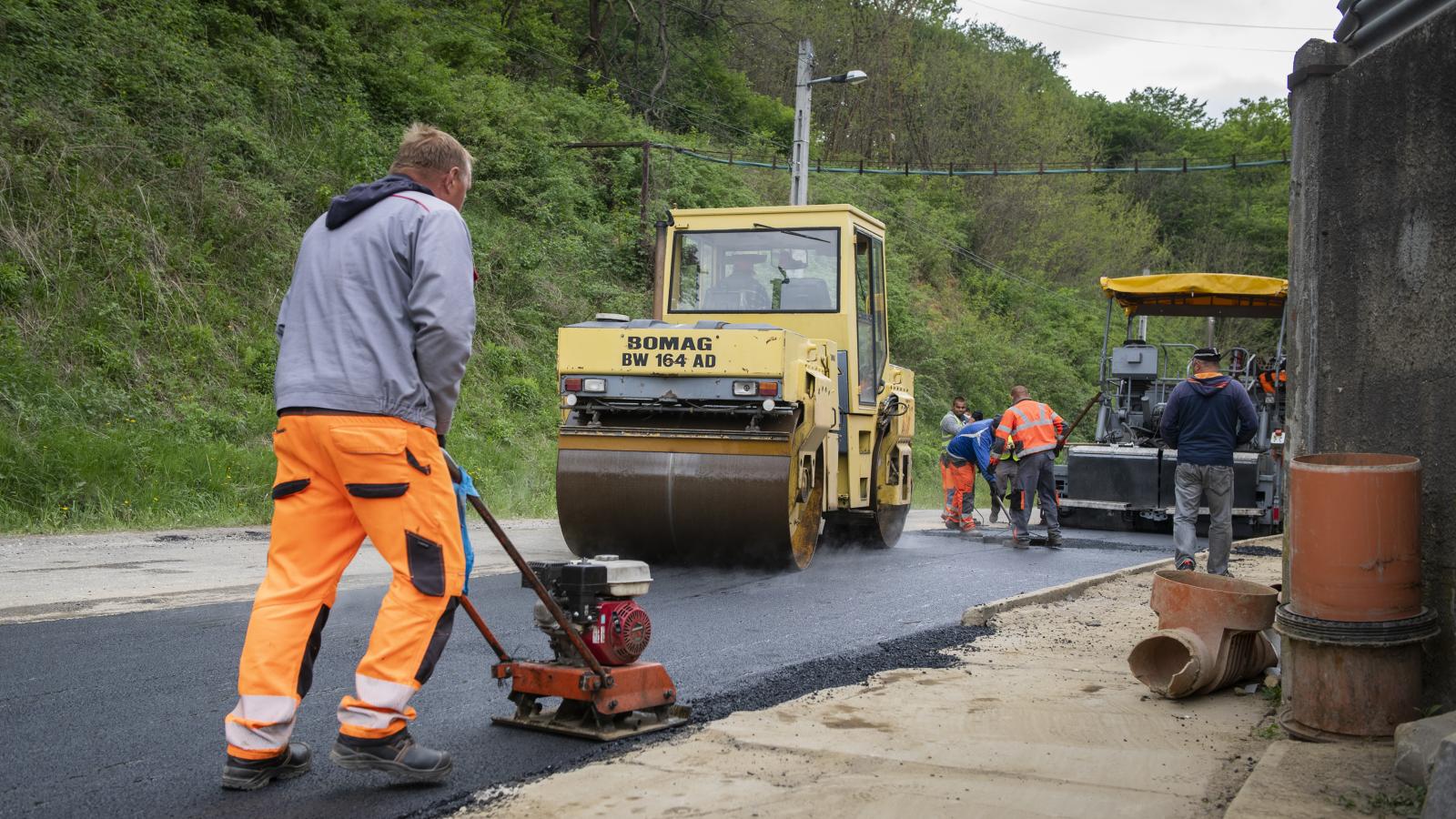 Se felújítás, se építés. Hiányoznak az uniós milliárdok a projektek újraindításához