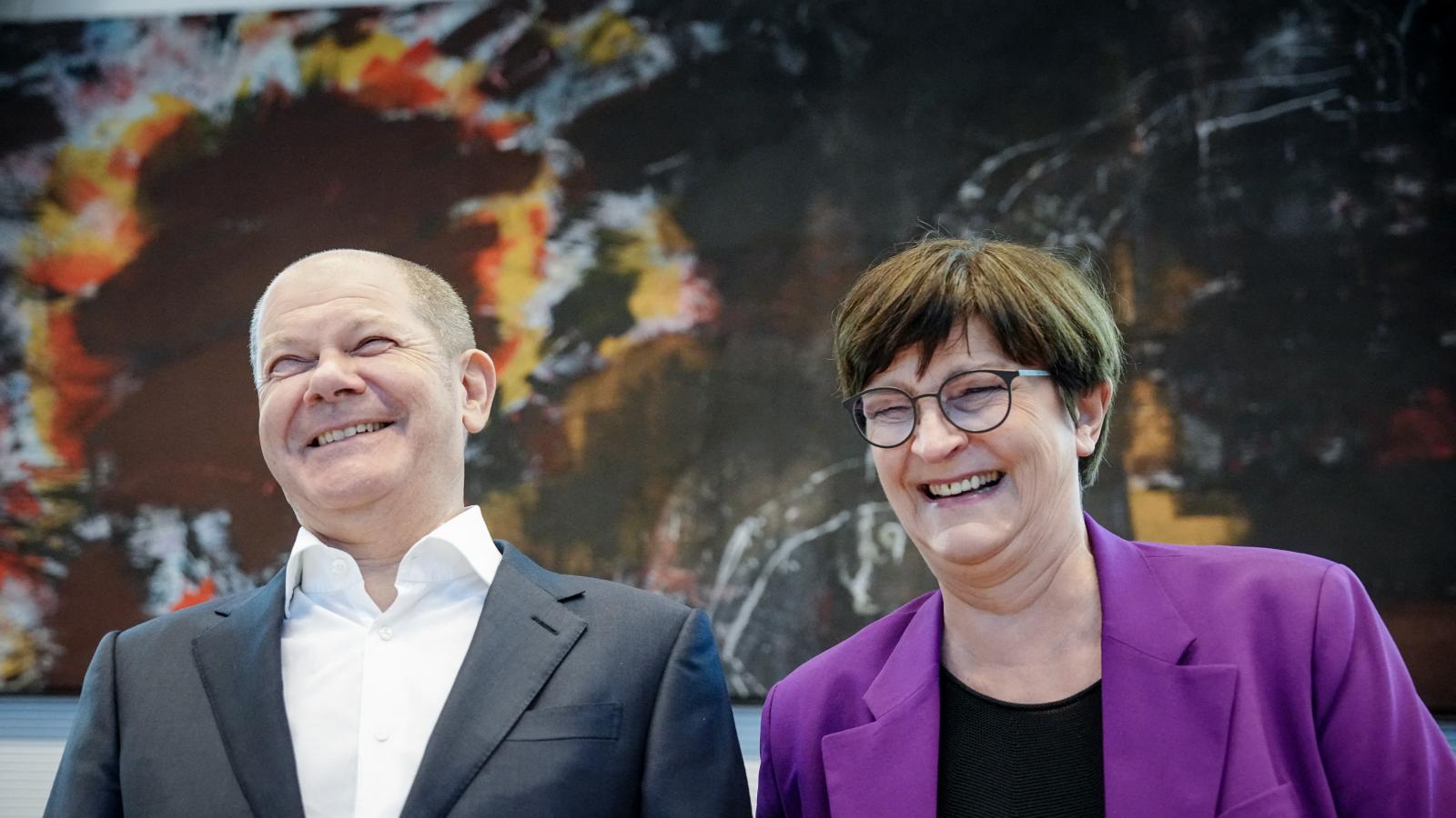 Olaf Scholz 2023 januárjában Saskia Eskennel, pártja, az SPD társelnökével