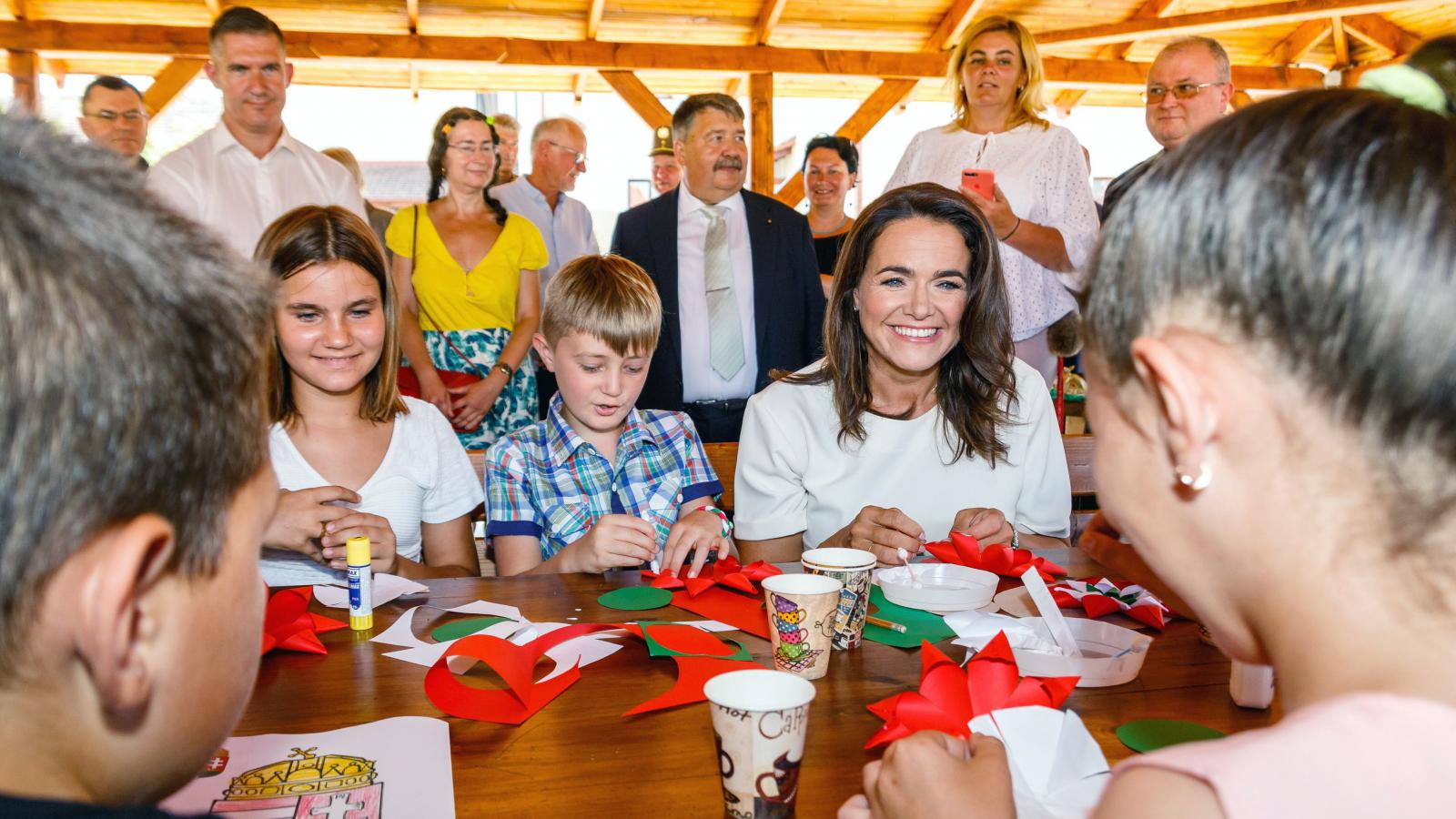 A köztársasági elnök Beregszászon kárpátaljai gyermekekkel is találkozott