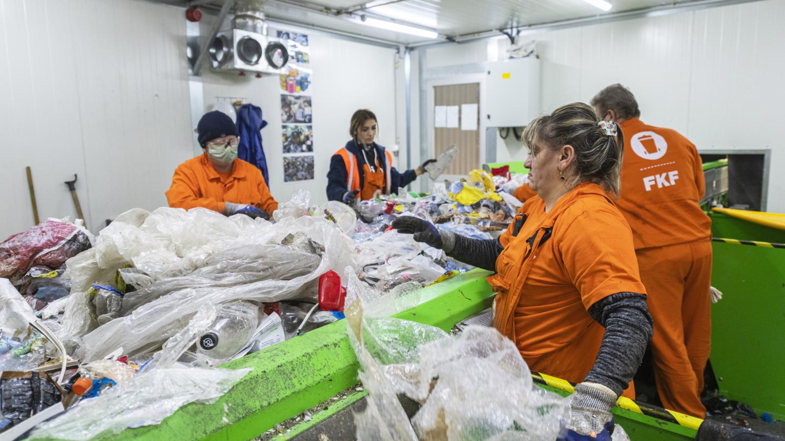 A kormány július 1-től koncesszióba adta a hulladék begyűjtését, szállítását, kezelését a Molnak. Az olajtársaságnak se  eszköze, se embere nem volt ehhez