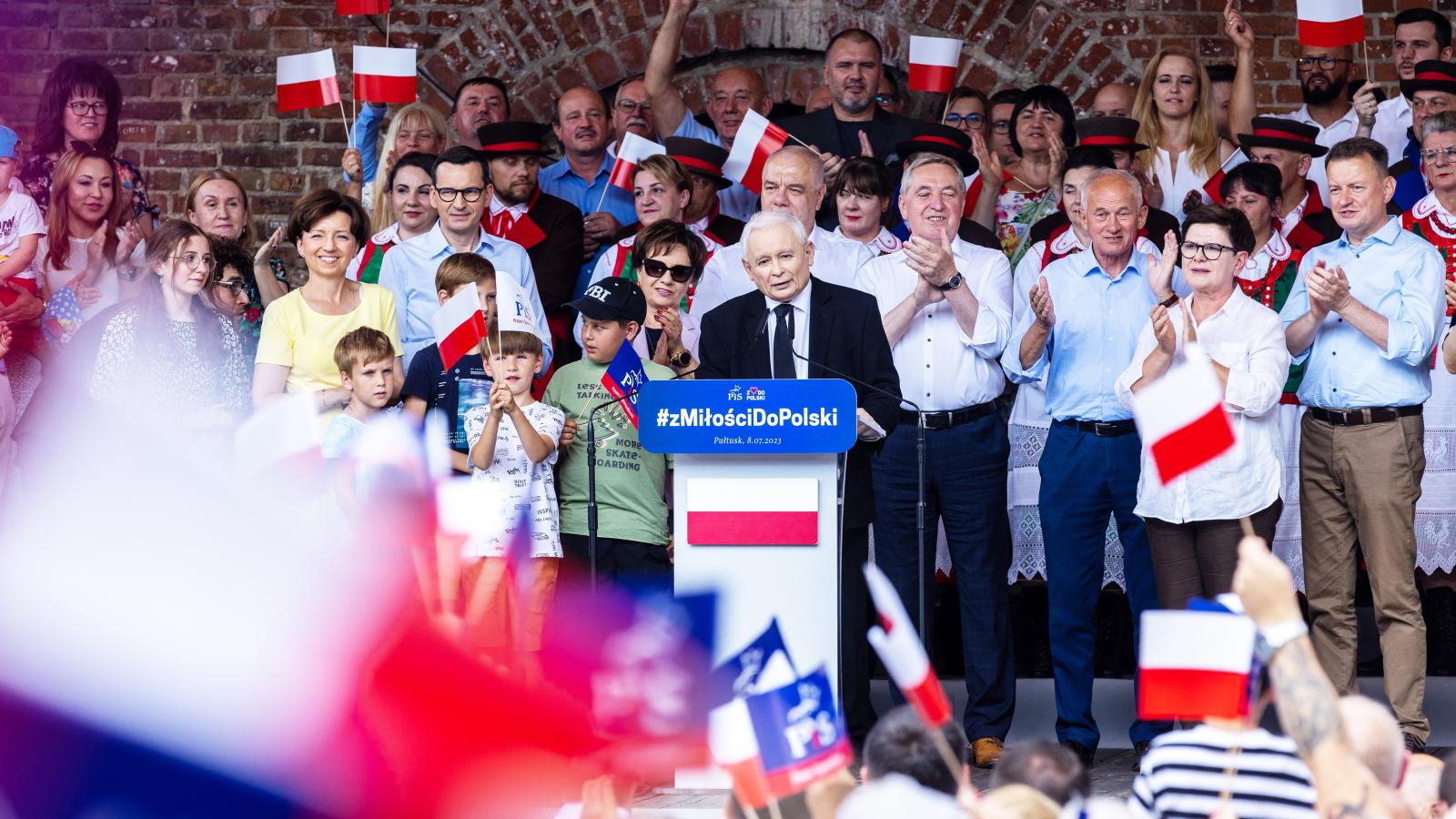 Jaroslaw Kaczynski, a PiS elnöke nemrég úgy kommentálta azt, hogy Németország az ukrajnai orosz agresszióra válaszul növeli katonai képességeit, hogy ez a kapacitás majd Lengyelország ellen irányul. 