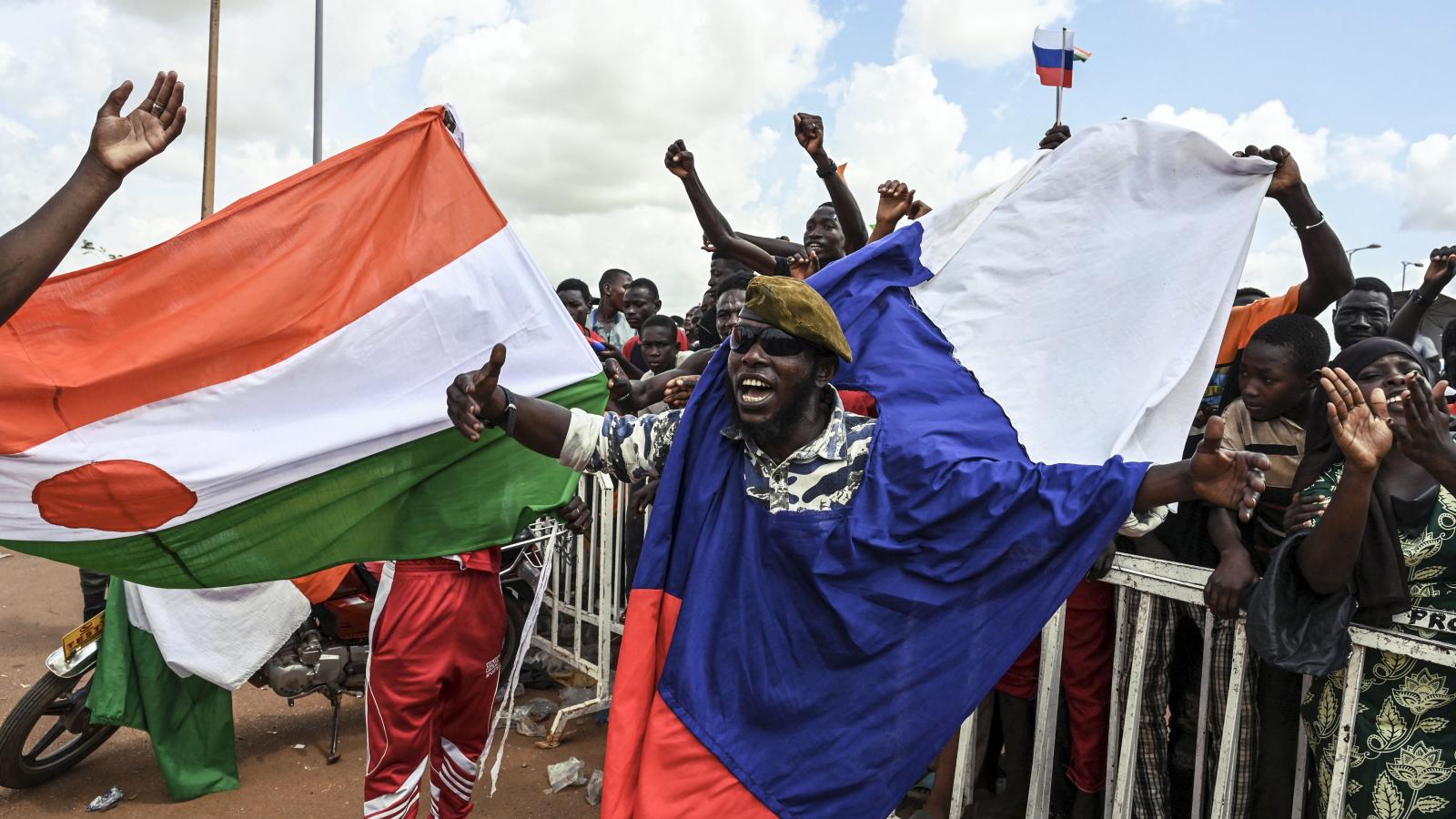 Nigerben a junta felmondta a katonai együttműködési szerződést is Franciaországgal. A franciaellenes hangulat erős, és szítják is, az oroszokat viszont várják az országban. Az orosz zászló kelendő termékké vált