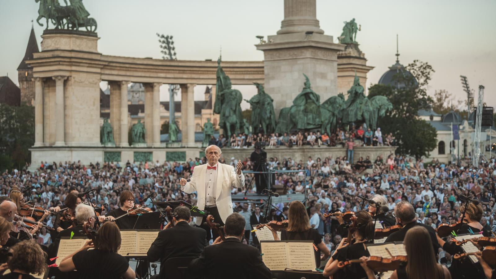 A Budapest-nyitány után Beethoven Eroicája következett. Fischer Iván felhívta a figyelmet: a mű nemcsak a történelmi hősökről, hanem a hétköznapok hőseiről is szól