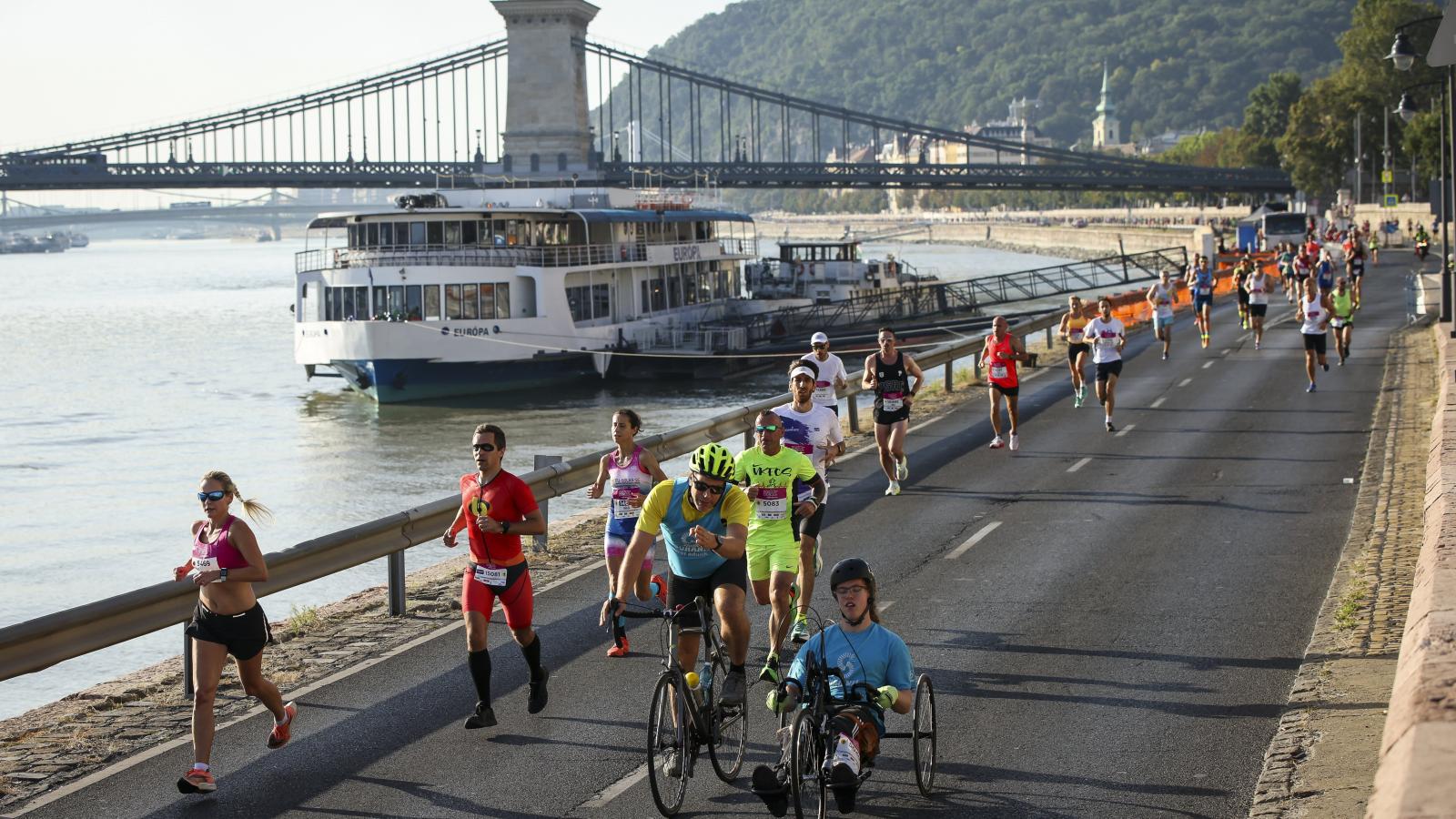 A Wizz Air Budapest félmaraton mezőnye a budai Sztehlo Gábor rakparton 2023.szeptember 10-én