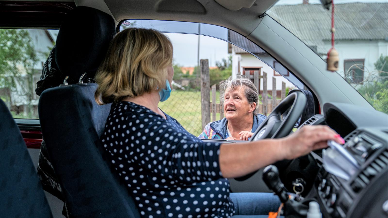 Ételszállítás a Hortobágy környéki falvakban. Sok helyen ma már személyszállítást is vállalniuk kell a közösségi közlekedés helyett