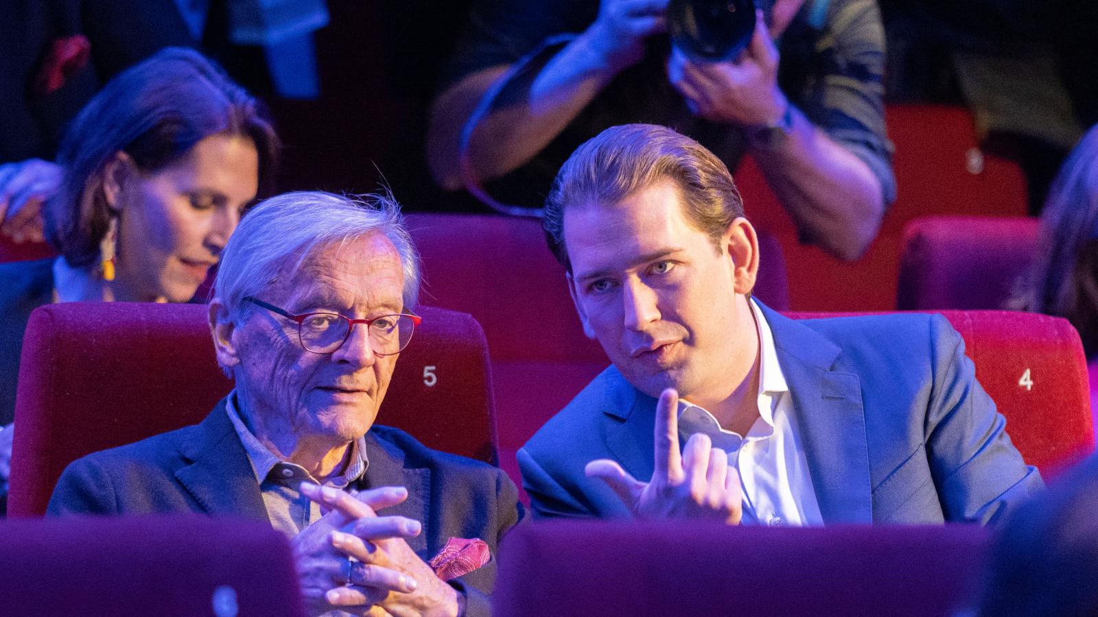 Sebastian Kurz, aki magánpénzkből készíttetett magáról egy saját szájíze szerinti ellenportréfilmet, Wolfgang Schüssel korábbi néppárti kancellár társaságában nézte meg az alkotást