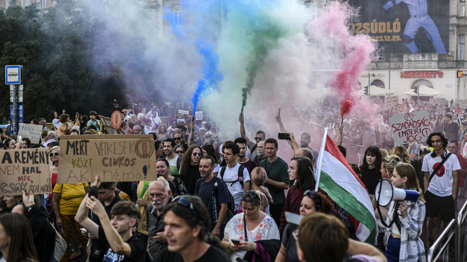 Tüntető diákok és tanárok a Margit hídon