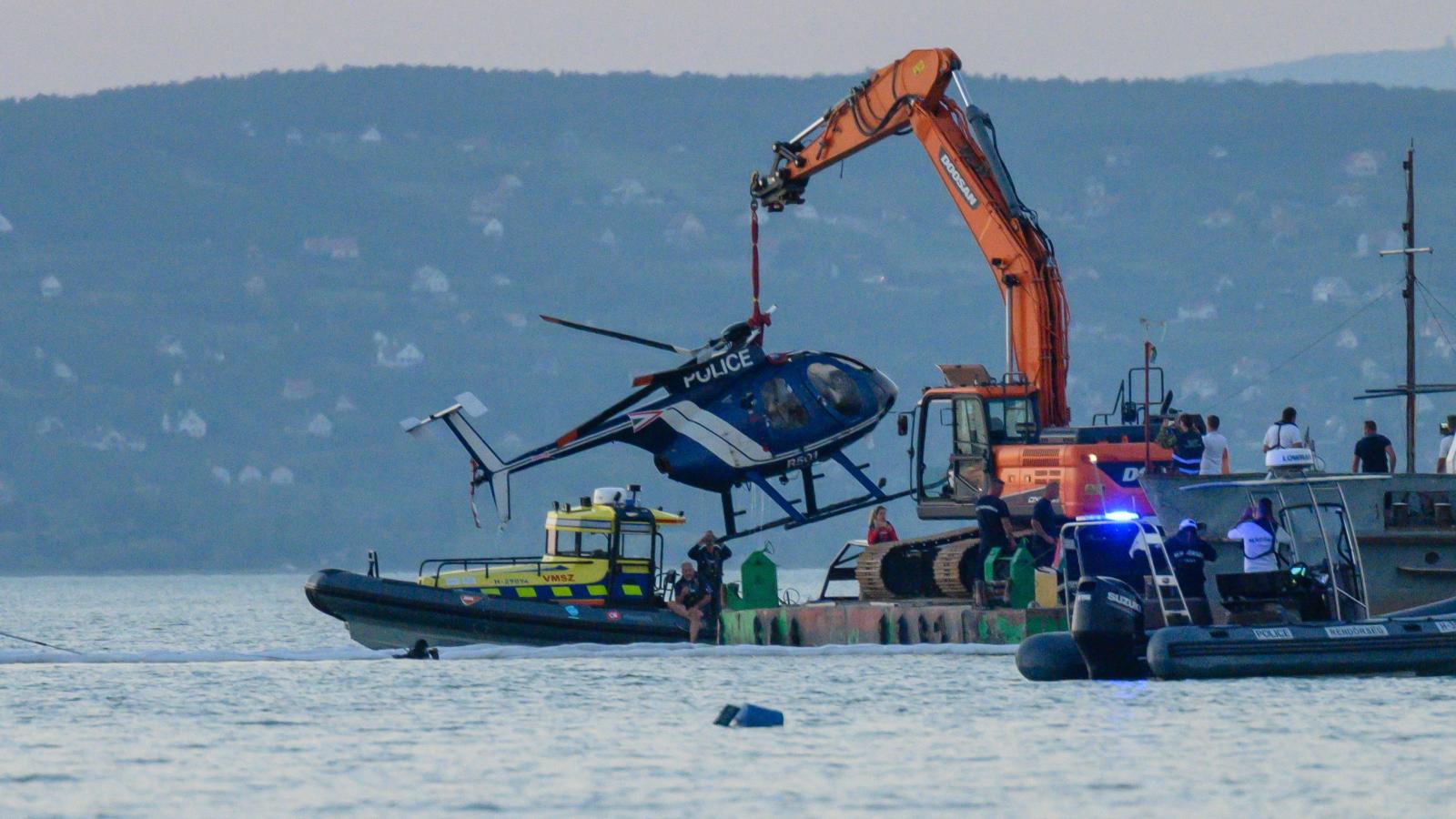 A kiemelt helikopter a kiliti reptér hangárjába került