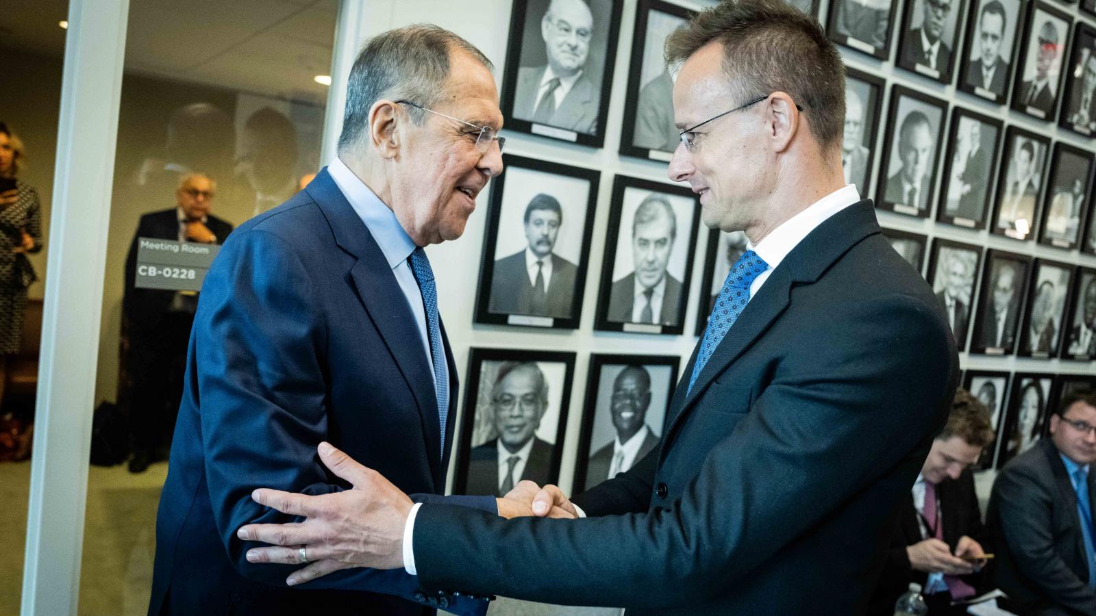 Barátként köszöntötte egymást Szijjártó Péter és Szergej Lavrov