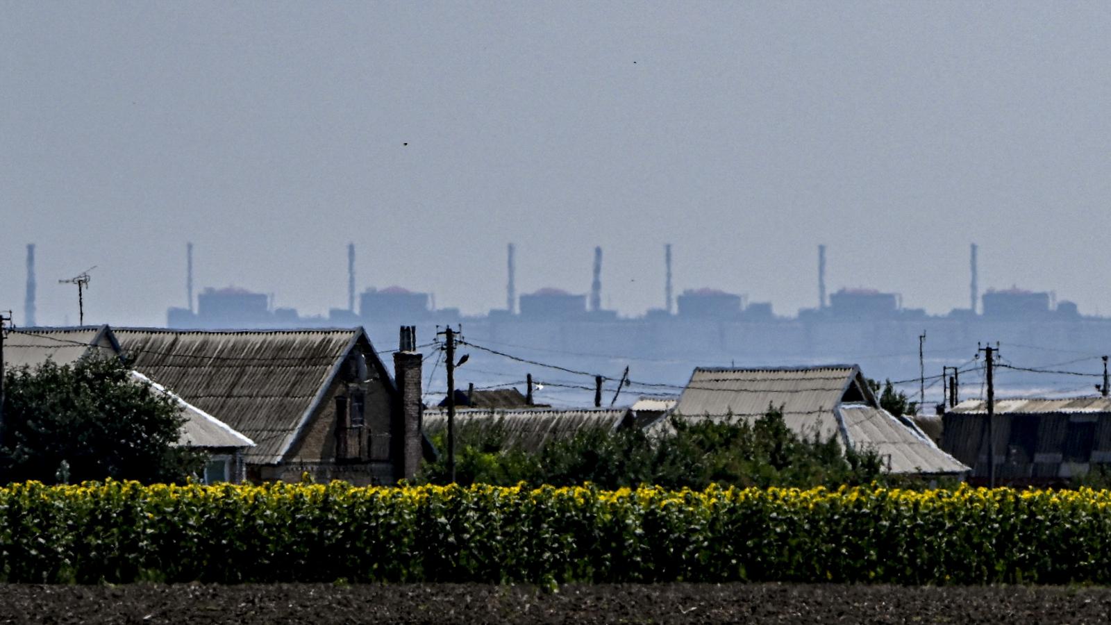 A Zaporizzsja Atomerőmű hat reaktora távolból