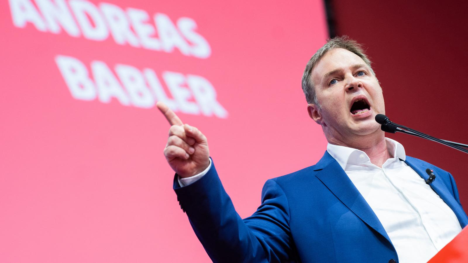 Andreas Babler, az SPÖ elnöke meglepettnek látszott, amikor a fülébe súgták a hírt a Sora-anyag nyilvánosságra kerüléséről