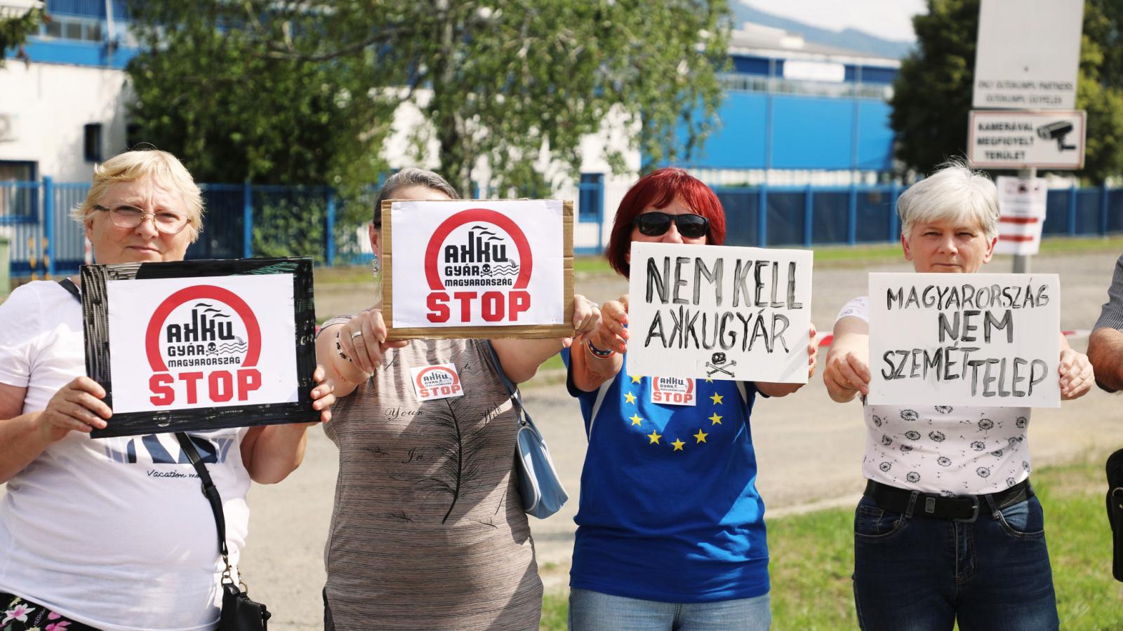 Tüntetők a dél-koreai cég bátonyterenyei üzeménél, ahol tavaly júliusban történt robbanás