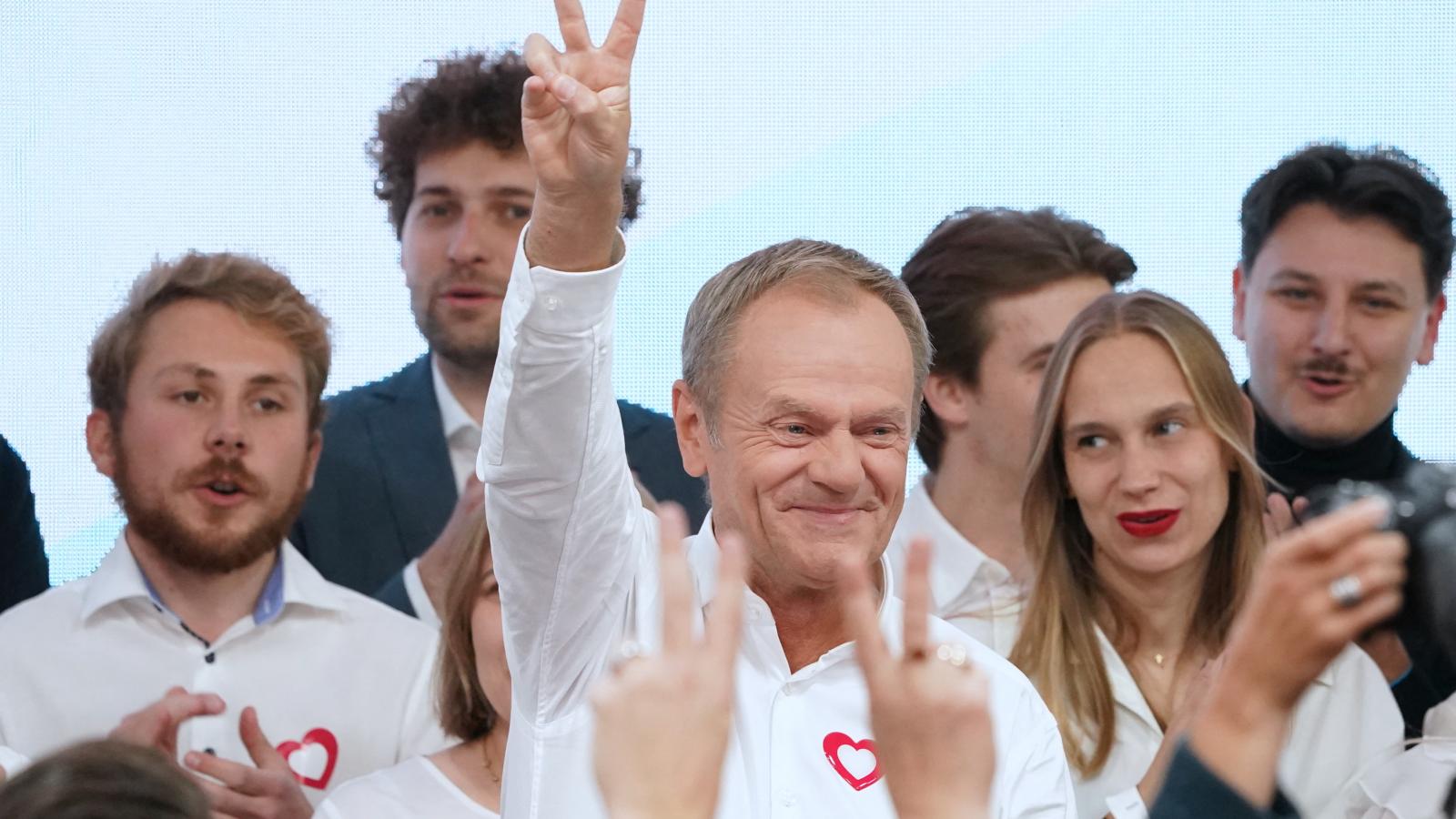 Donald Tusk vasárnap este a győzelem jelével