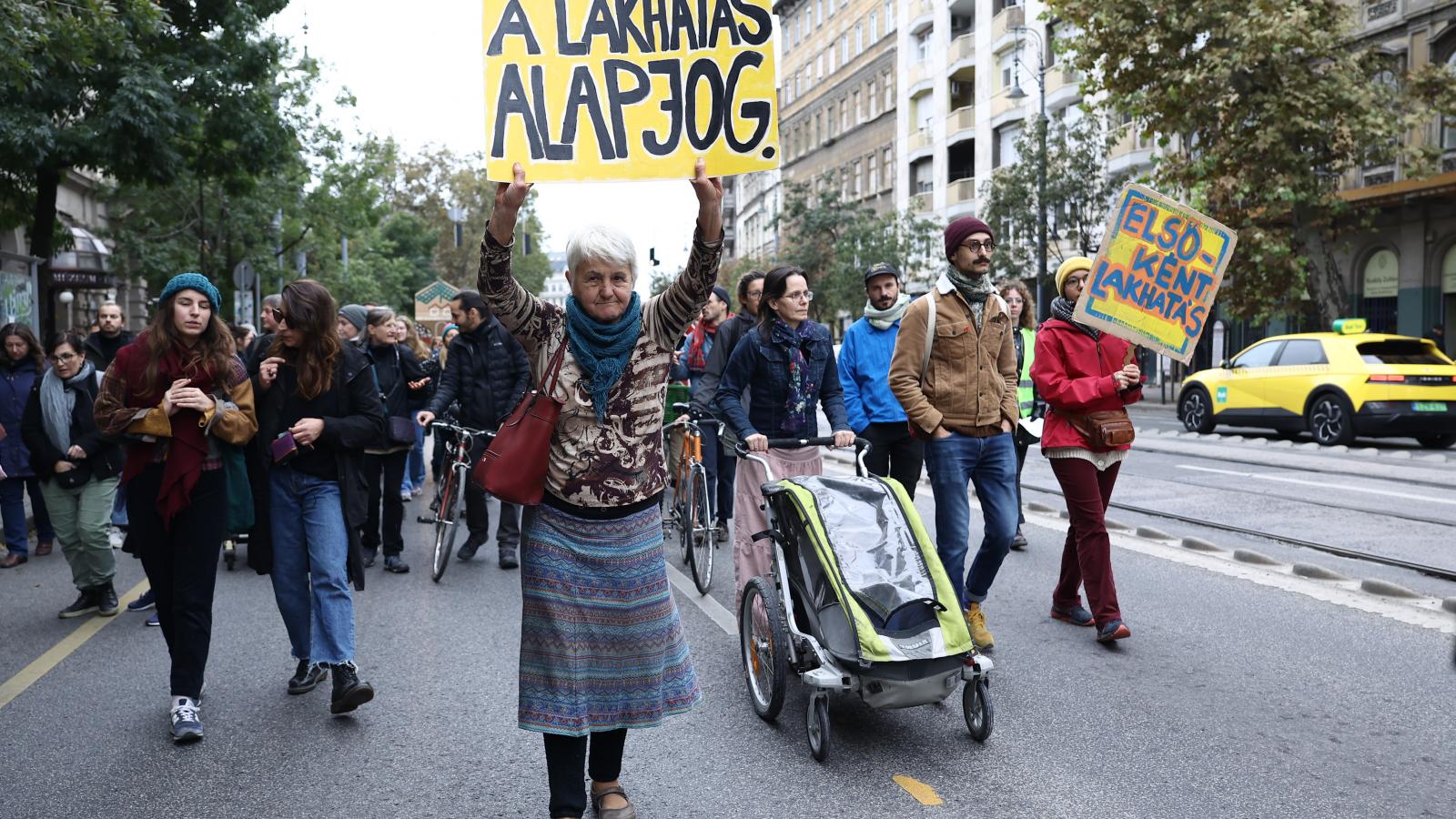 Az idén az Utcáról Lakásba Egyesület szervezte a lakásmenetet. Az önkormányzati választáson induló jelölteket is meg akarják győzni, hogy foglalkozzanak a lakhatási válság kezelésével