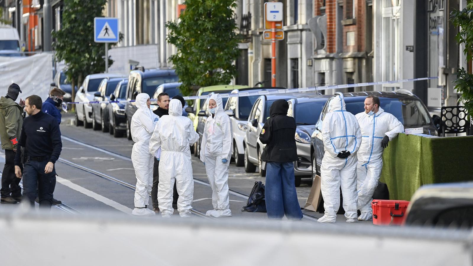 Rendőrök október 17-én Brüsszel Schaerbeek negyedében, a kávézónál, ahol lelőtték a gyanúsítottat