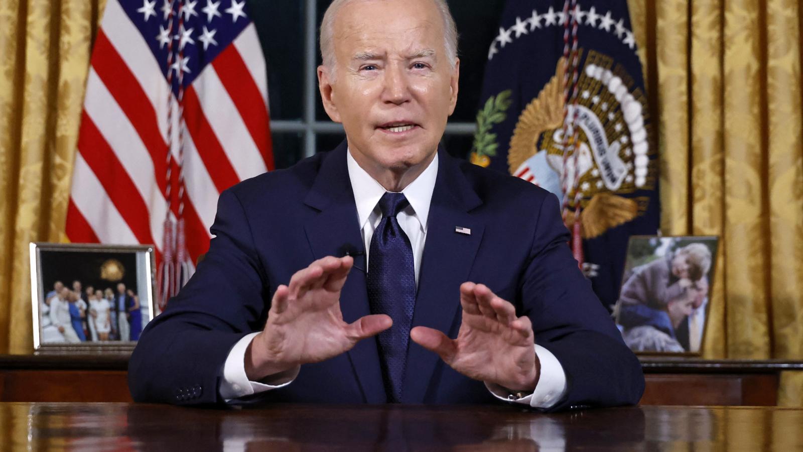 Joe Biden amerikai elnök a fehér házi dolgozószobájából közvetített rendkívüli tévébeszédében